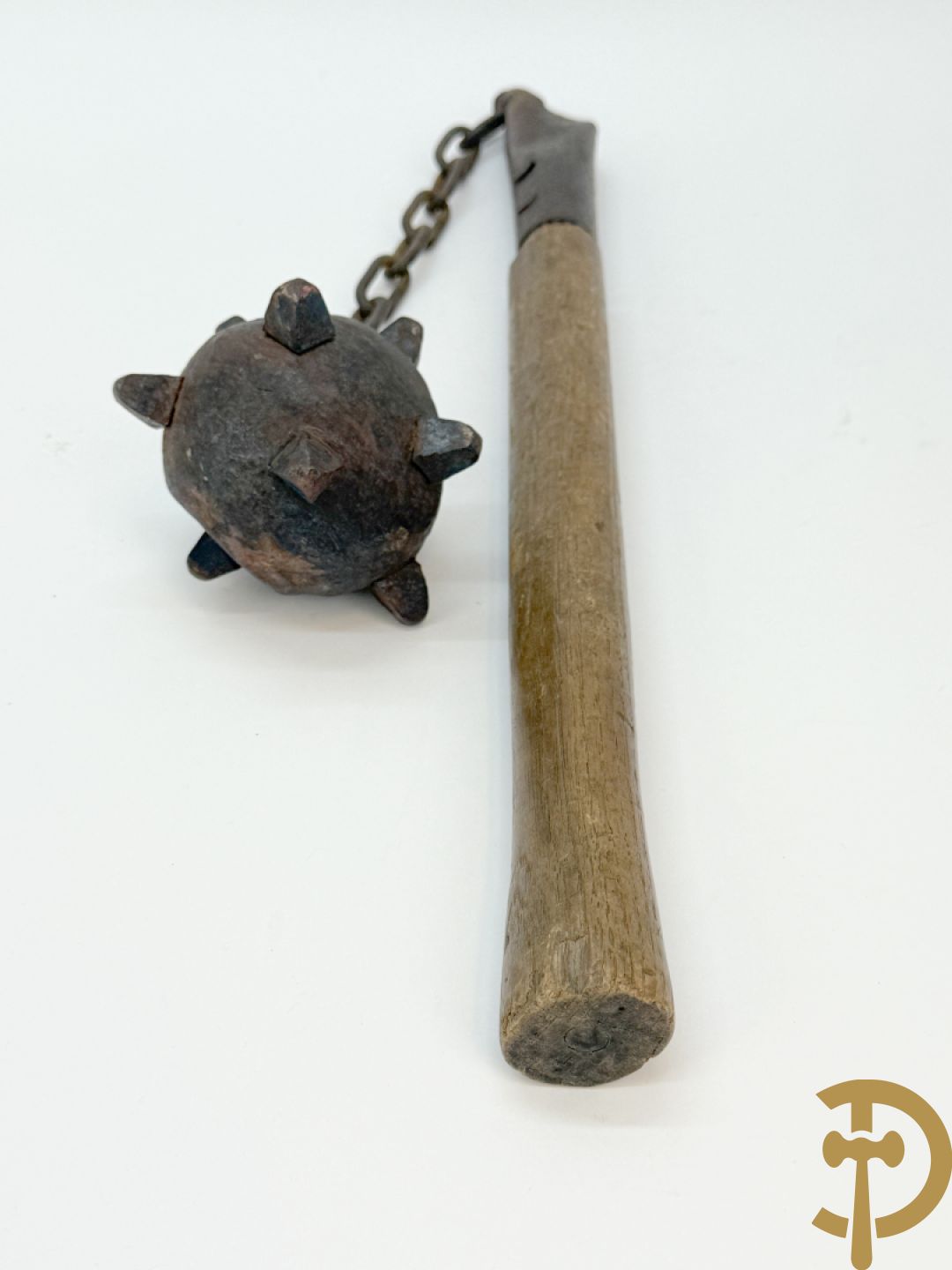 Oude replica goedendag met metalen bol