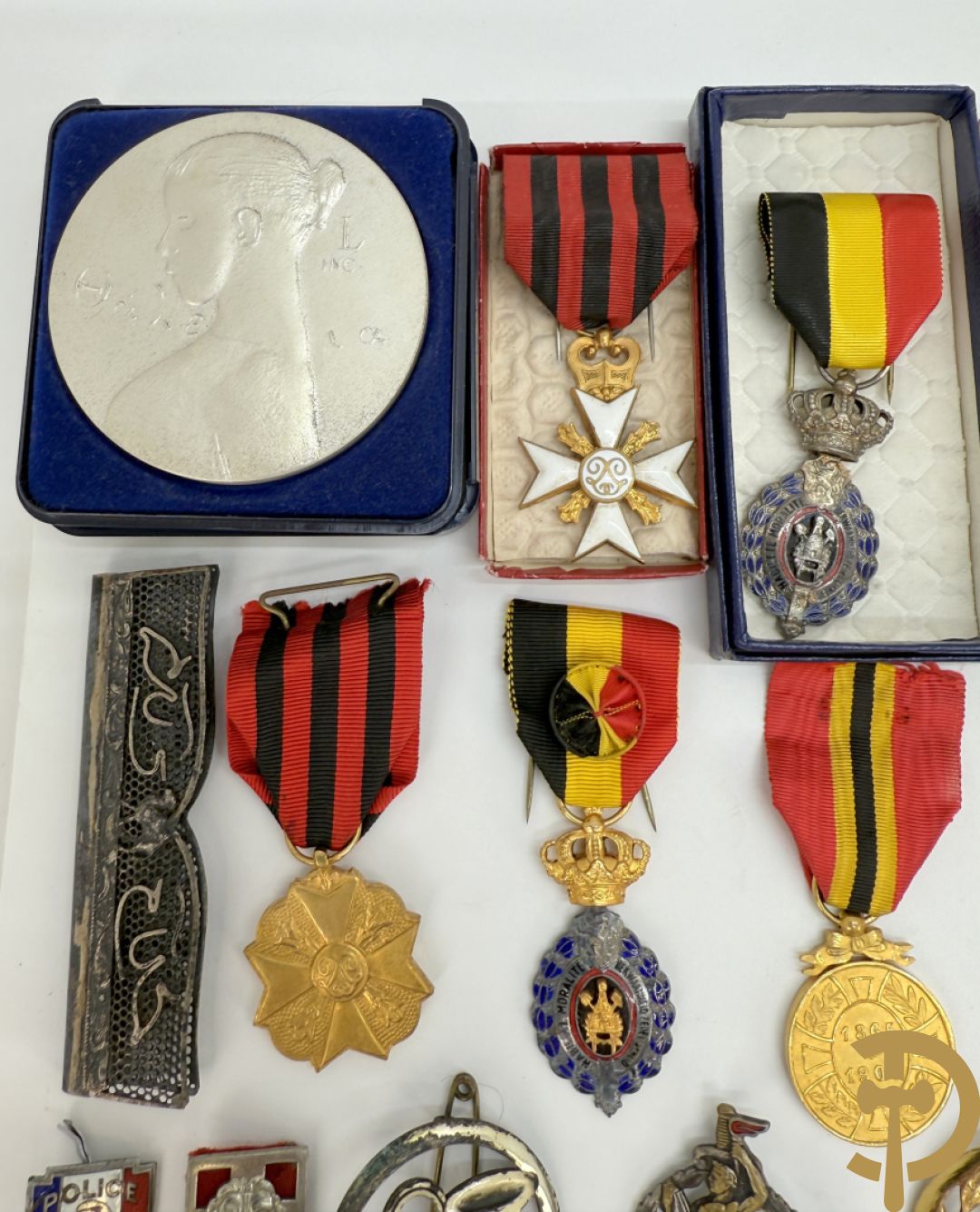 Lot insignes en medailles
