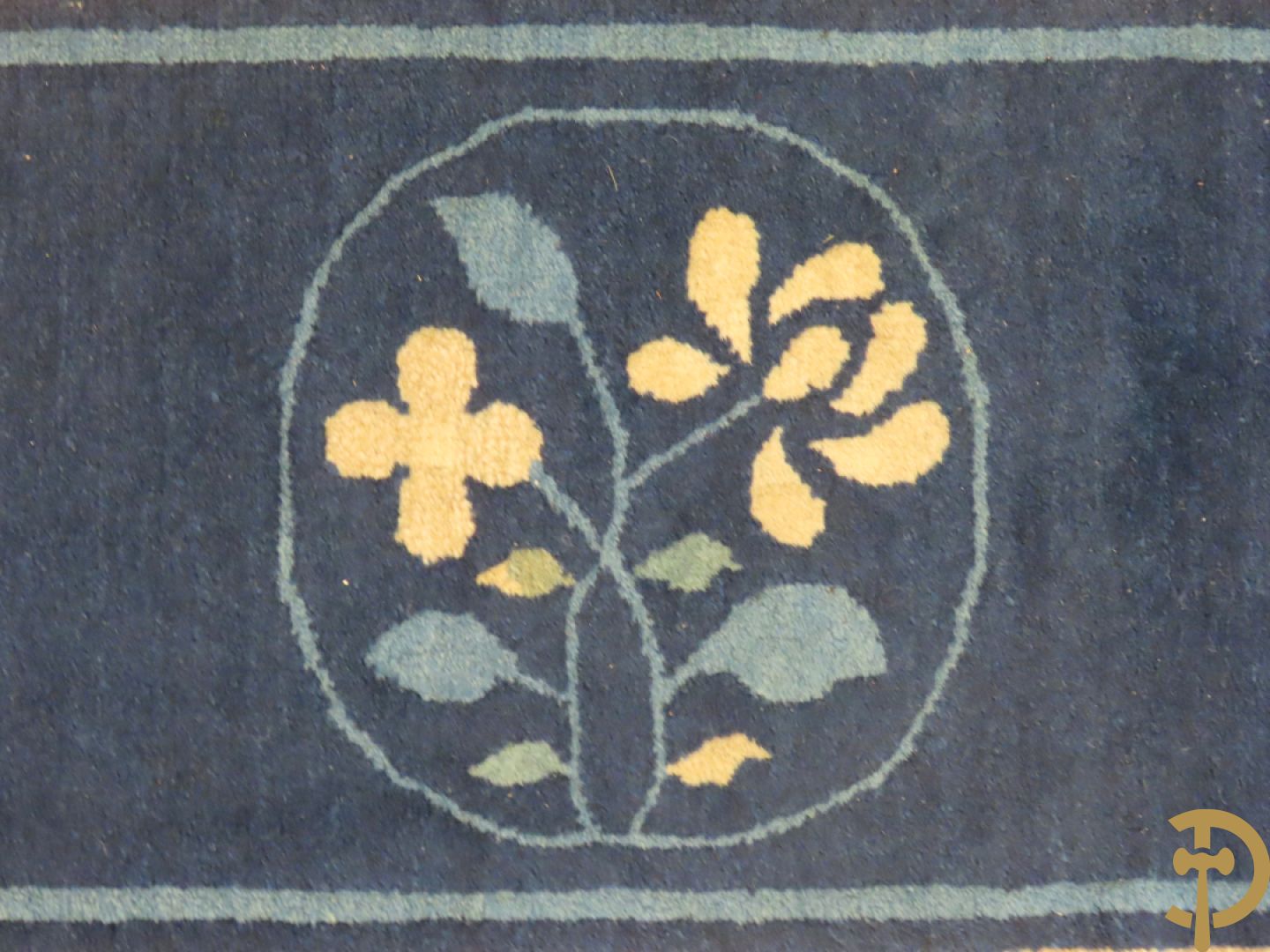 Antiek Aziatisch handgeknoopt tapijt met bloemen- en vazendecor