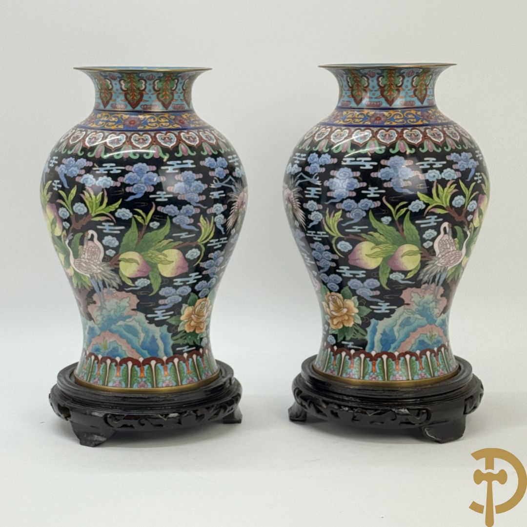 Paar cloisonévazen met bloemen en vogeldecor op zwarte fond - op houten sokkel