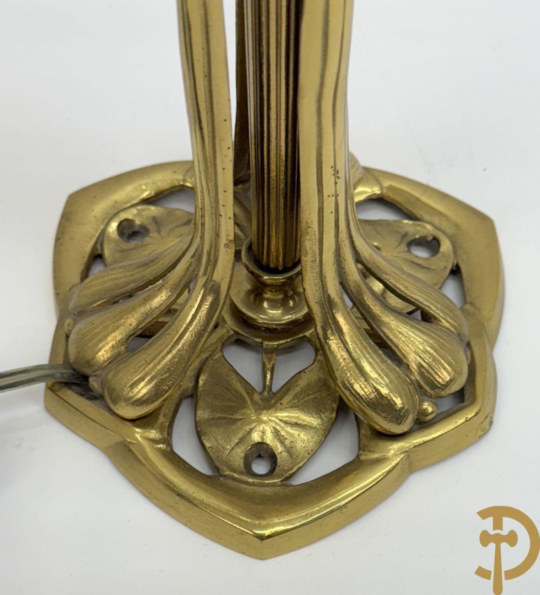 Paar koperen vierarmige lampen met gestyleerde bloemen-en plantenmotieven, Jugendstil