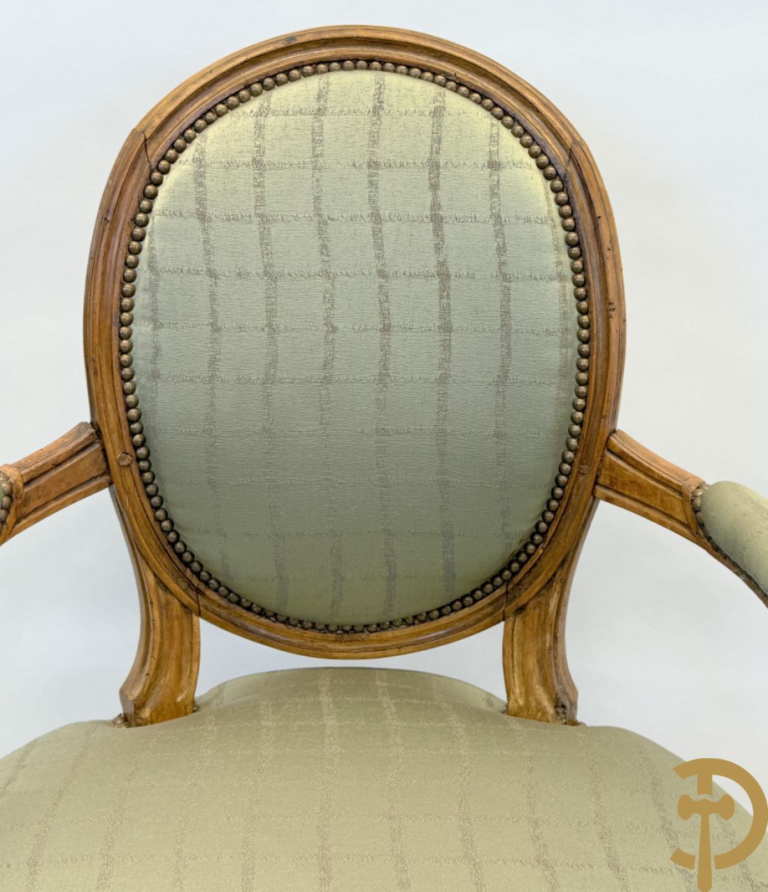 Paar Louis XVI stijl armzetels met ovale medaillon - op gecanneleerde poten