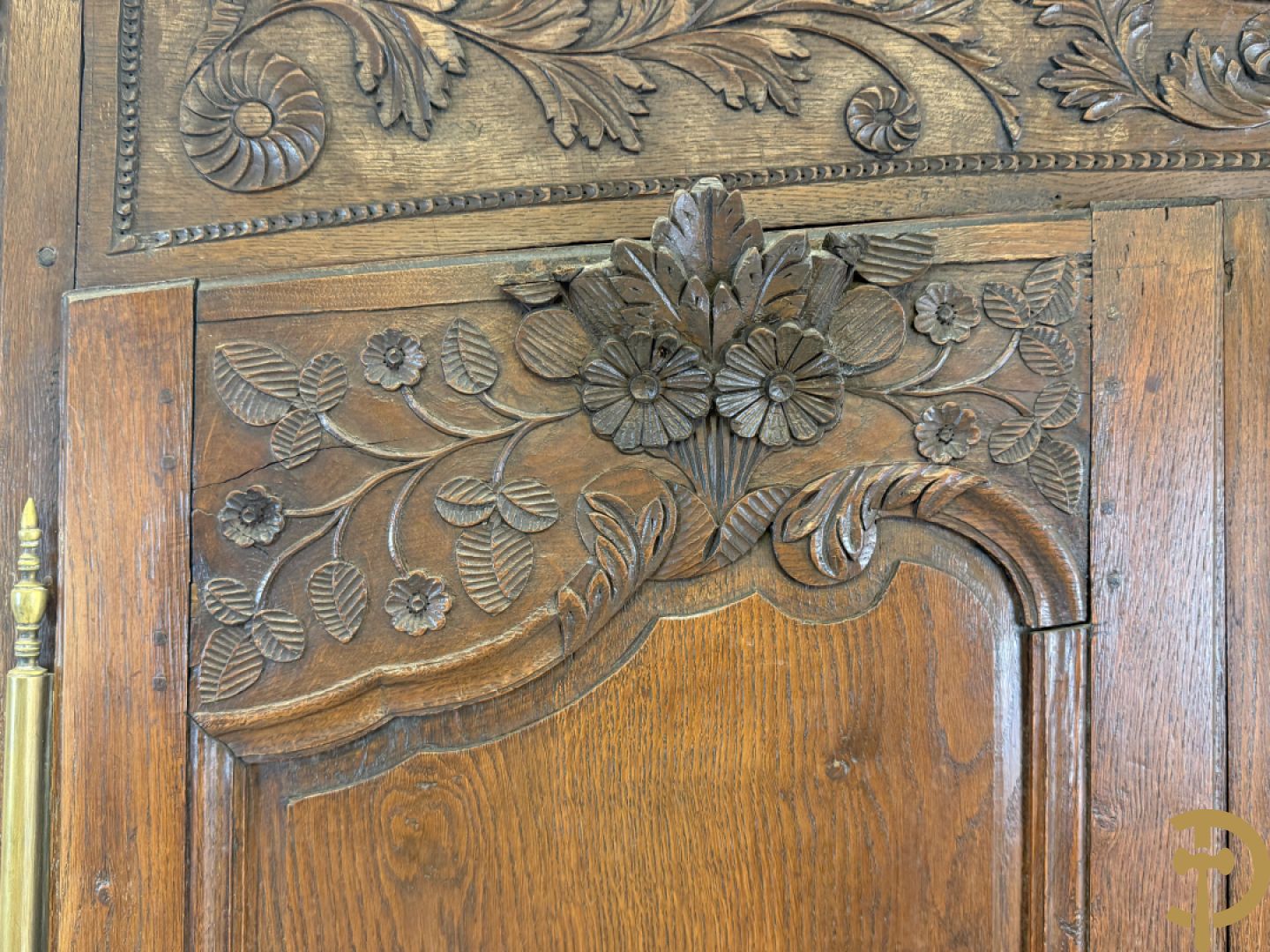 Massief eiken bruidskast met bloemensculptuur opzij, accanthusranken en bekroond met bloemenkorf