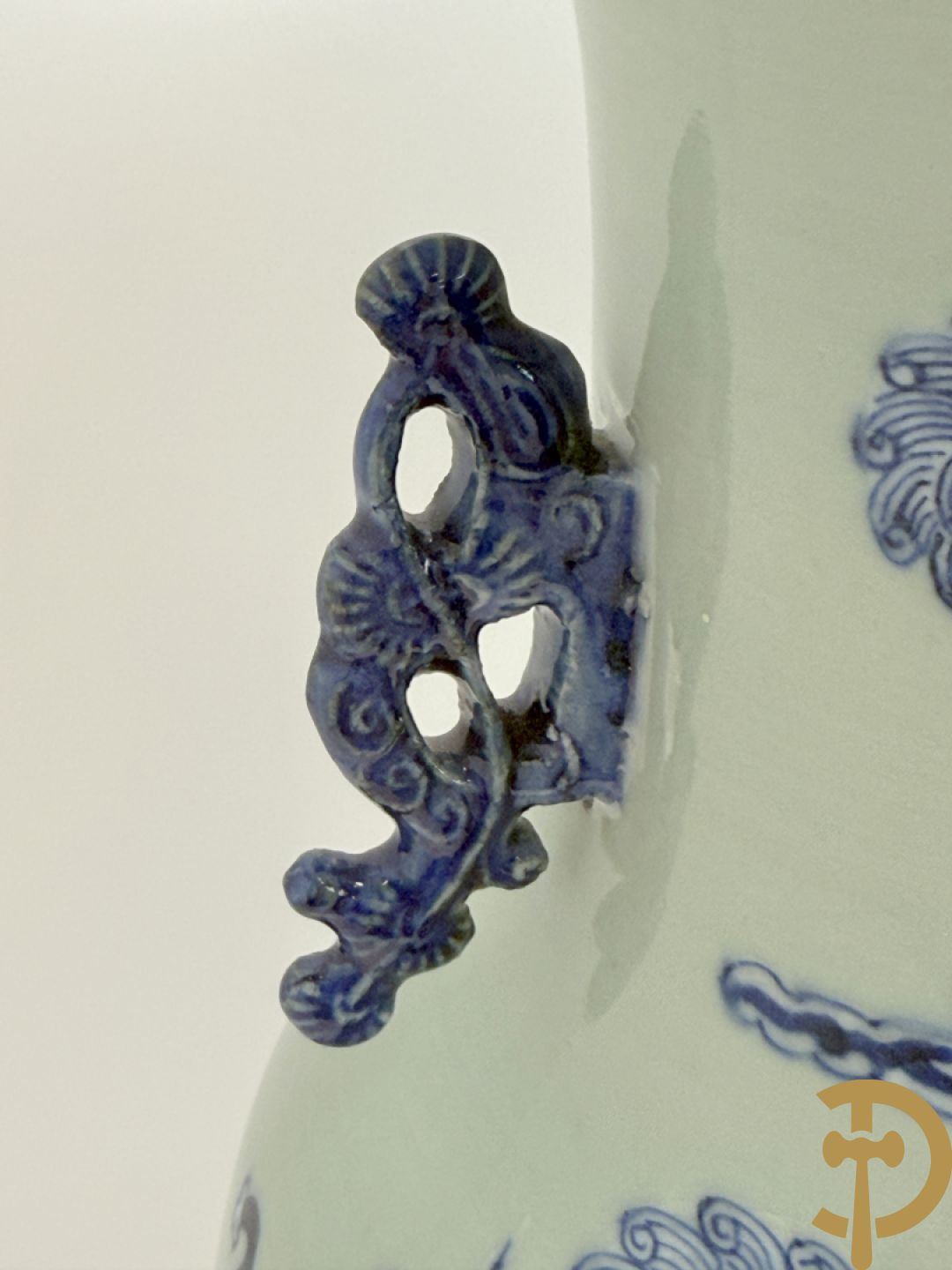 Chinese porseleinen celadon vaas met blauw/wit decor van fo honden