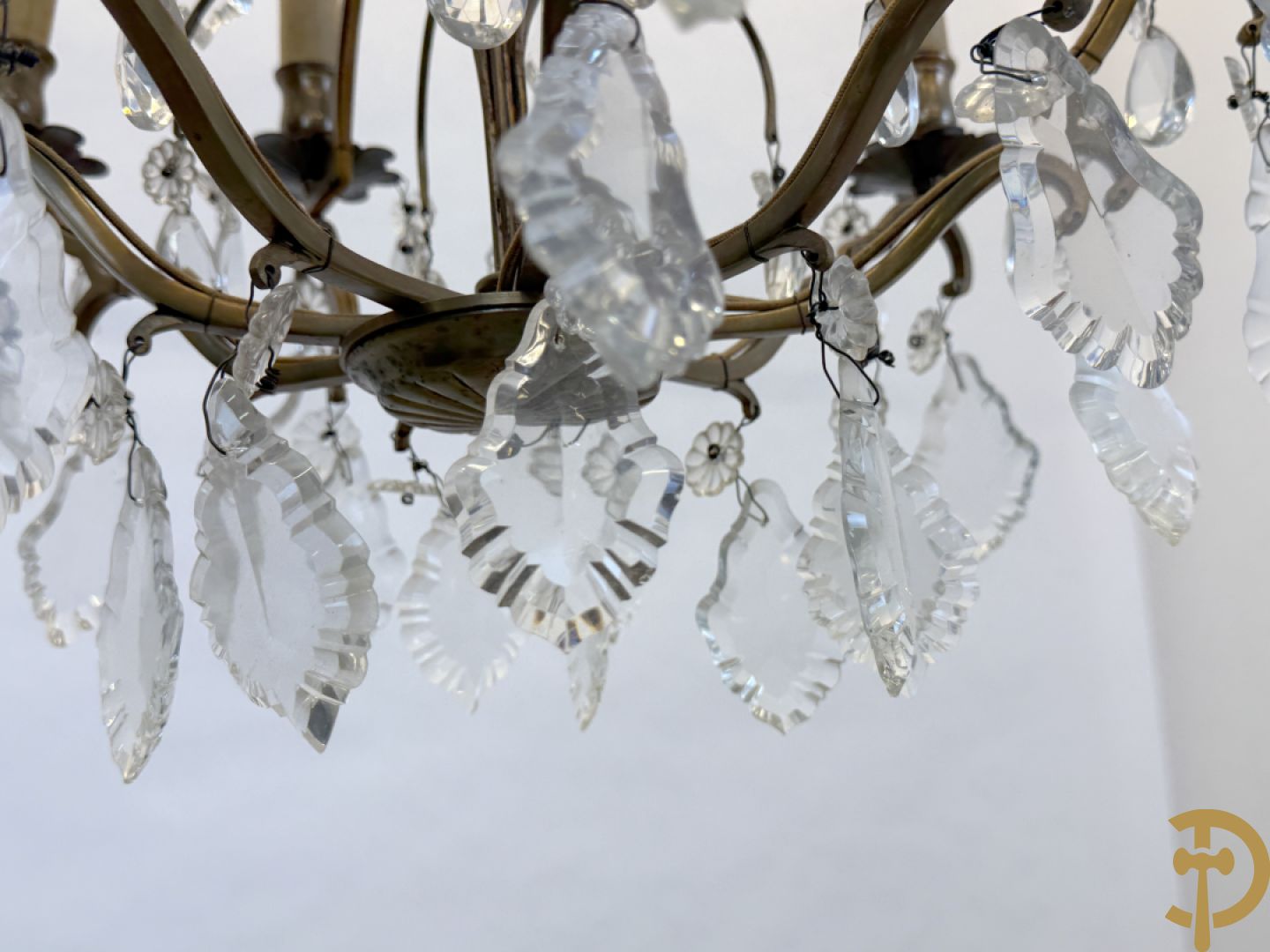 Franse koperen luchter met 8 lichtpunten en kristallen bellen op koperen chassis