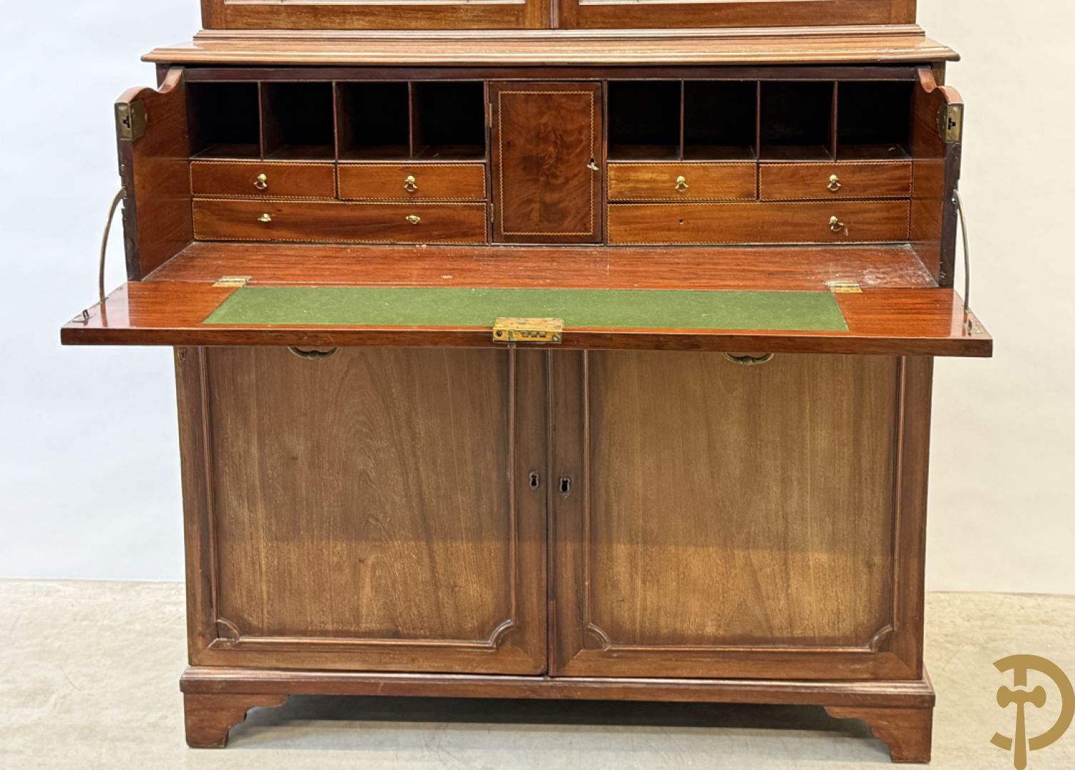 Engelse mahoniehouten secretaire met vitrine bovenaan, 19e
