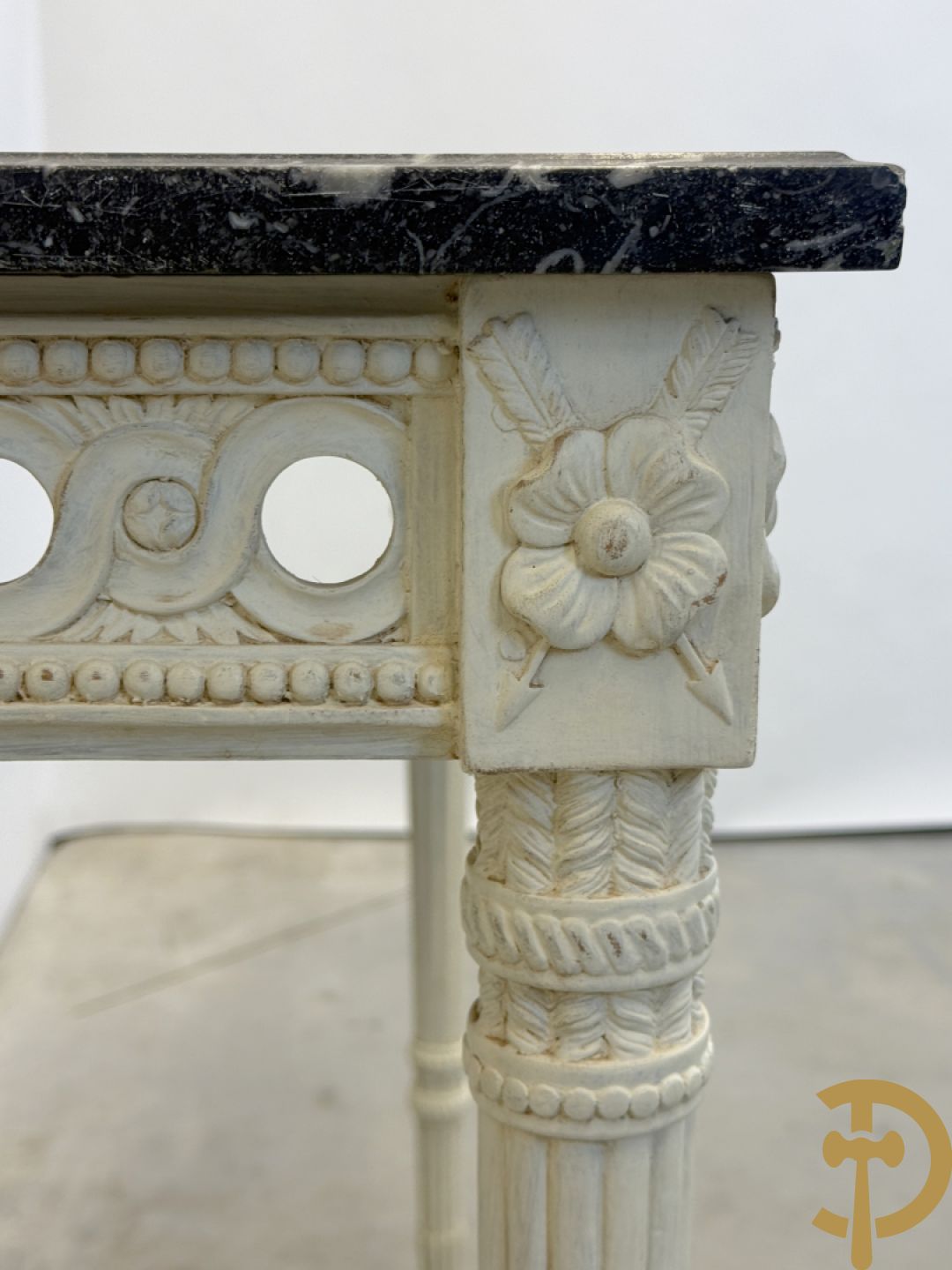 Houtgesculpteerde en gepolychromeerde Louis XVI console met grijs marmeren blad