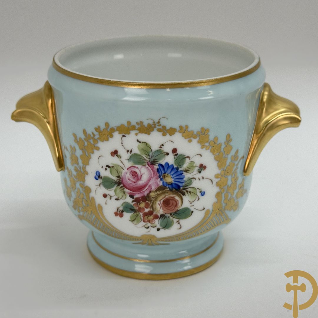 Mooi lot Limoges porselein bestaande uit grote en kleine Medici vaas met bloemendecor, 3 cache pots, bord, 2 coupes, Tas en schoteltje (9 stuks in totaal)