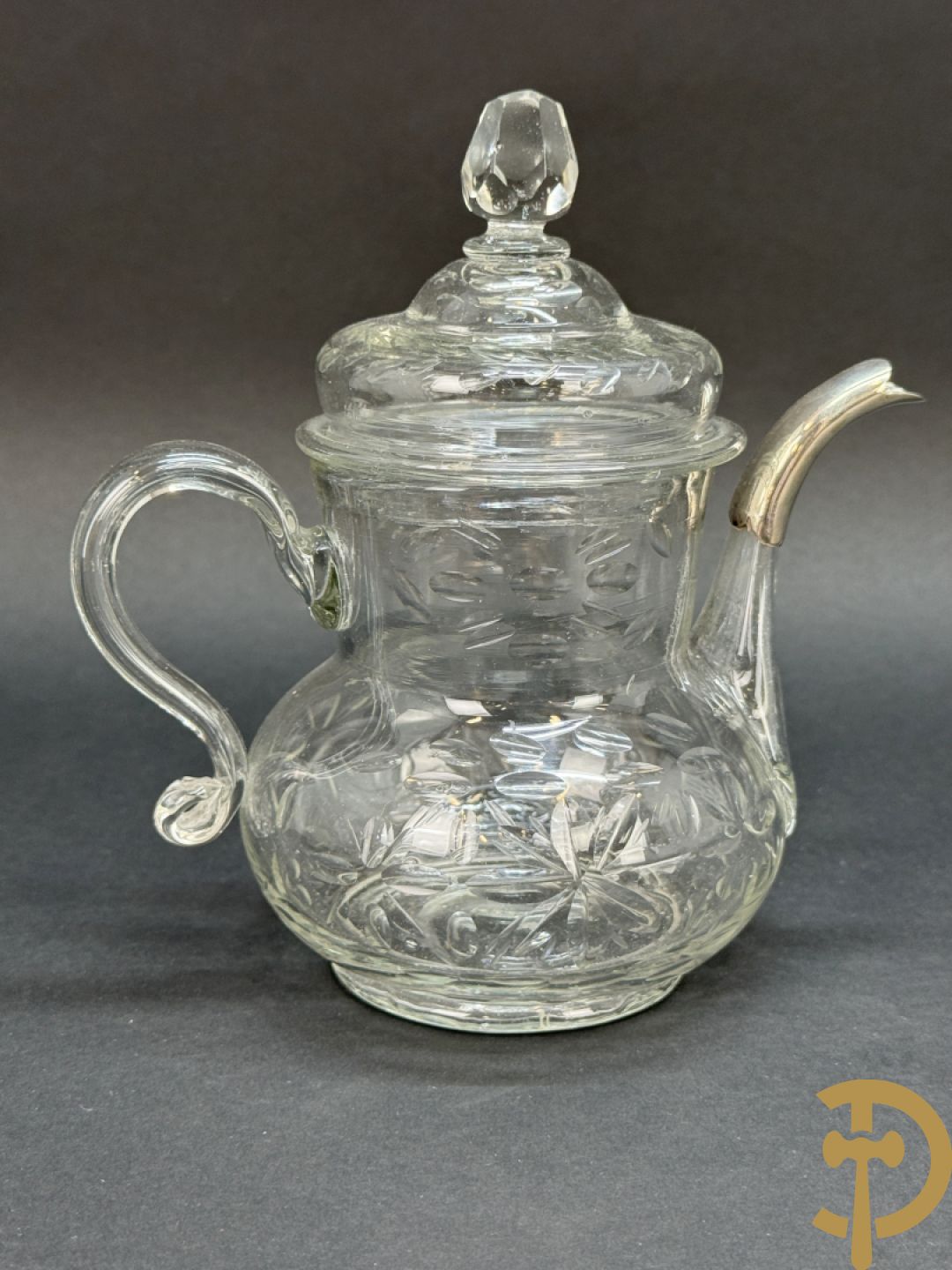 Handgeslepen flessenhouder met dubbel decor van wapenschild en geëtst bloemendecor, gedateerd 1751 + schenkkan met zilveren tuit + 2 coupes + pique fleur + veldfles