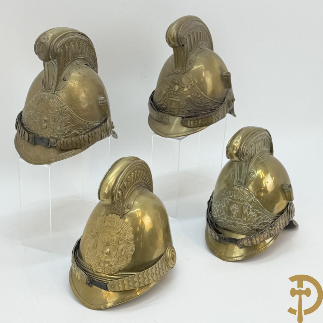 Vier koperen Franse pompierhelmen, model 1880
