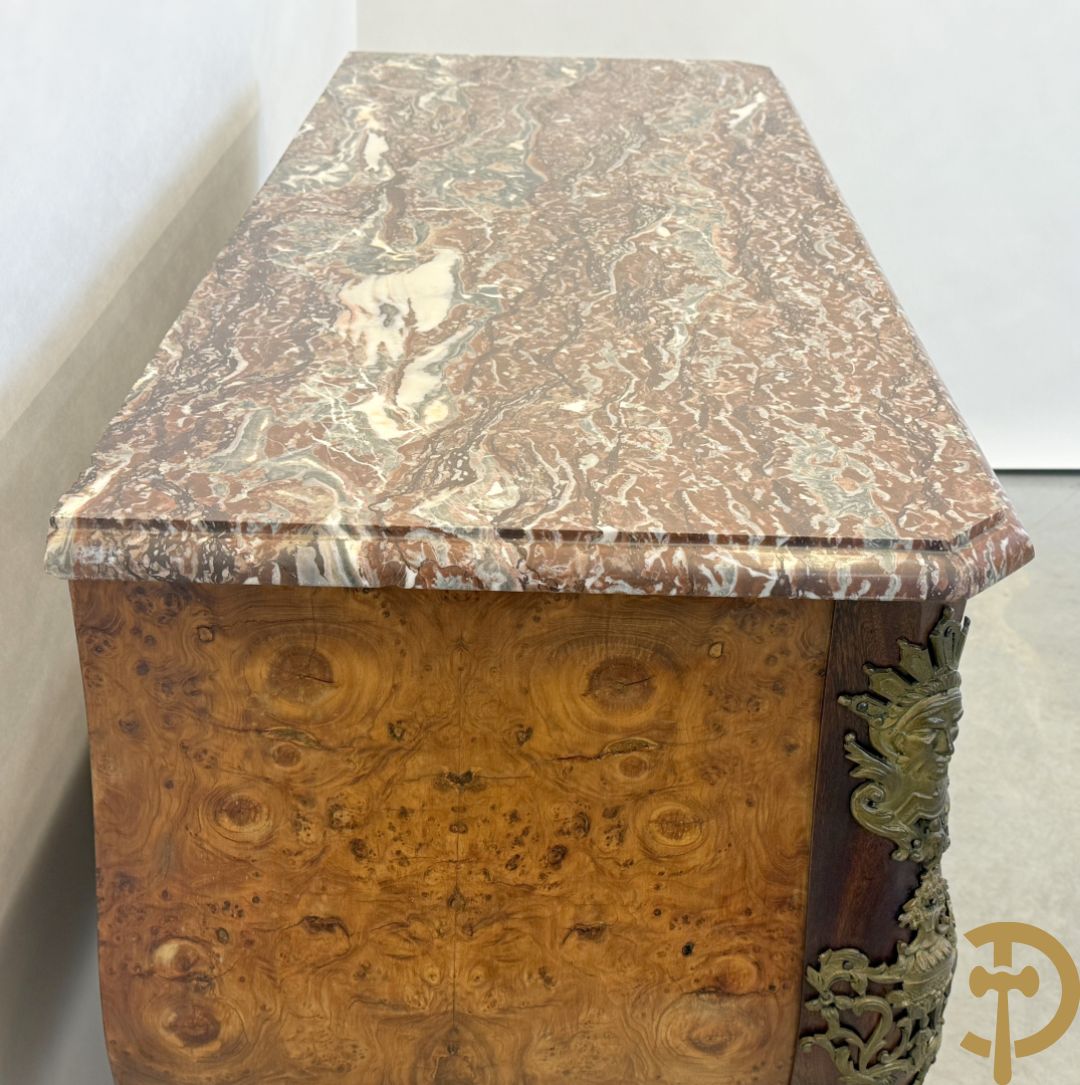 Wortelnotehouten drieladencommode met bronsbeslag van mazarinkoppen en accanthusranken, bovenaan met rood geaderd marmeren blad