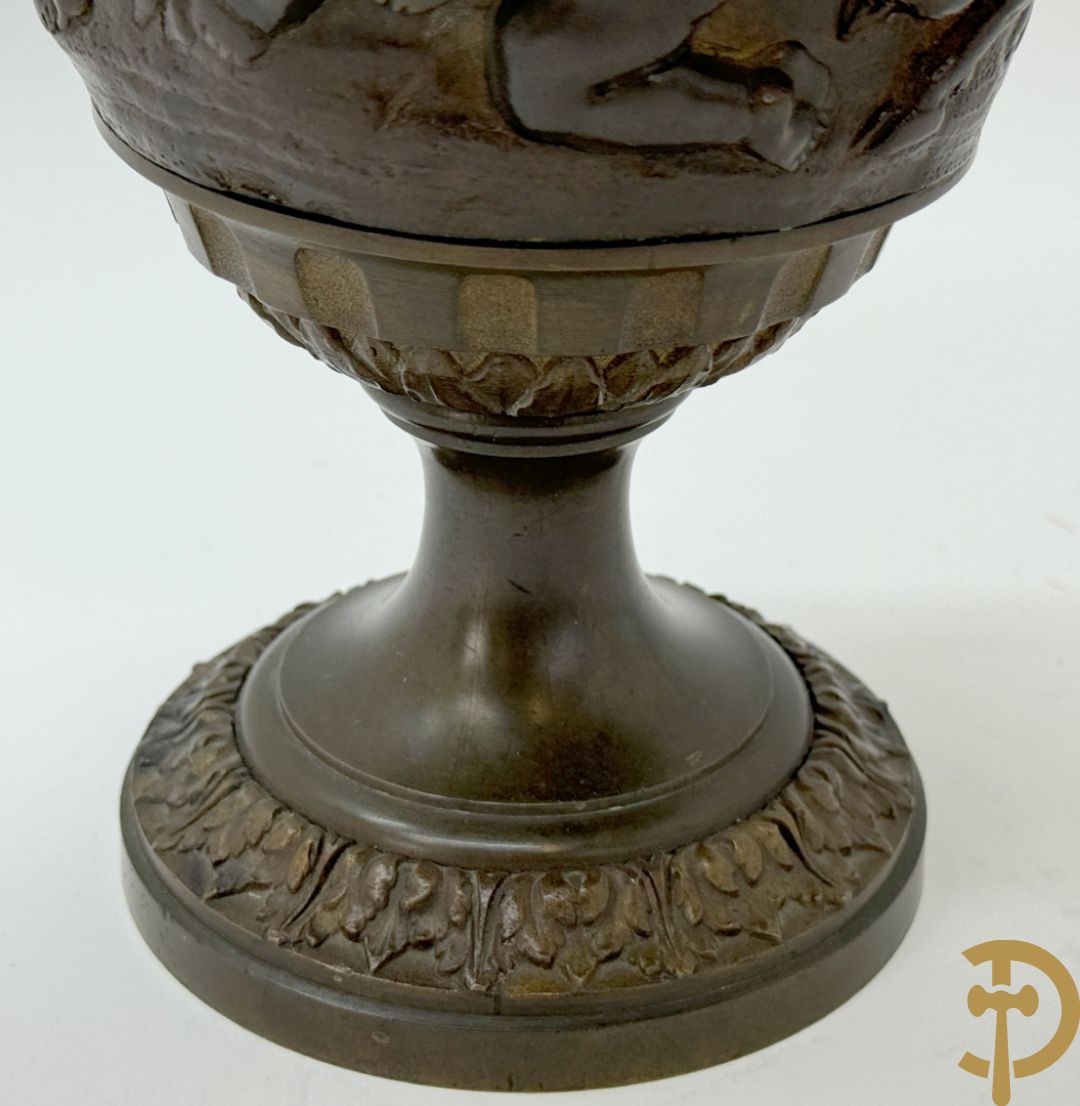Bronzen cassolette met basrelief van cupido