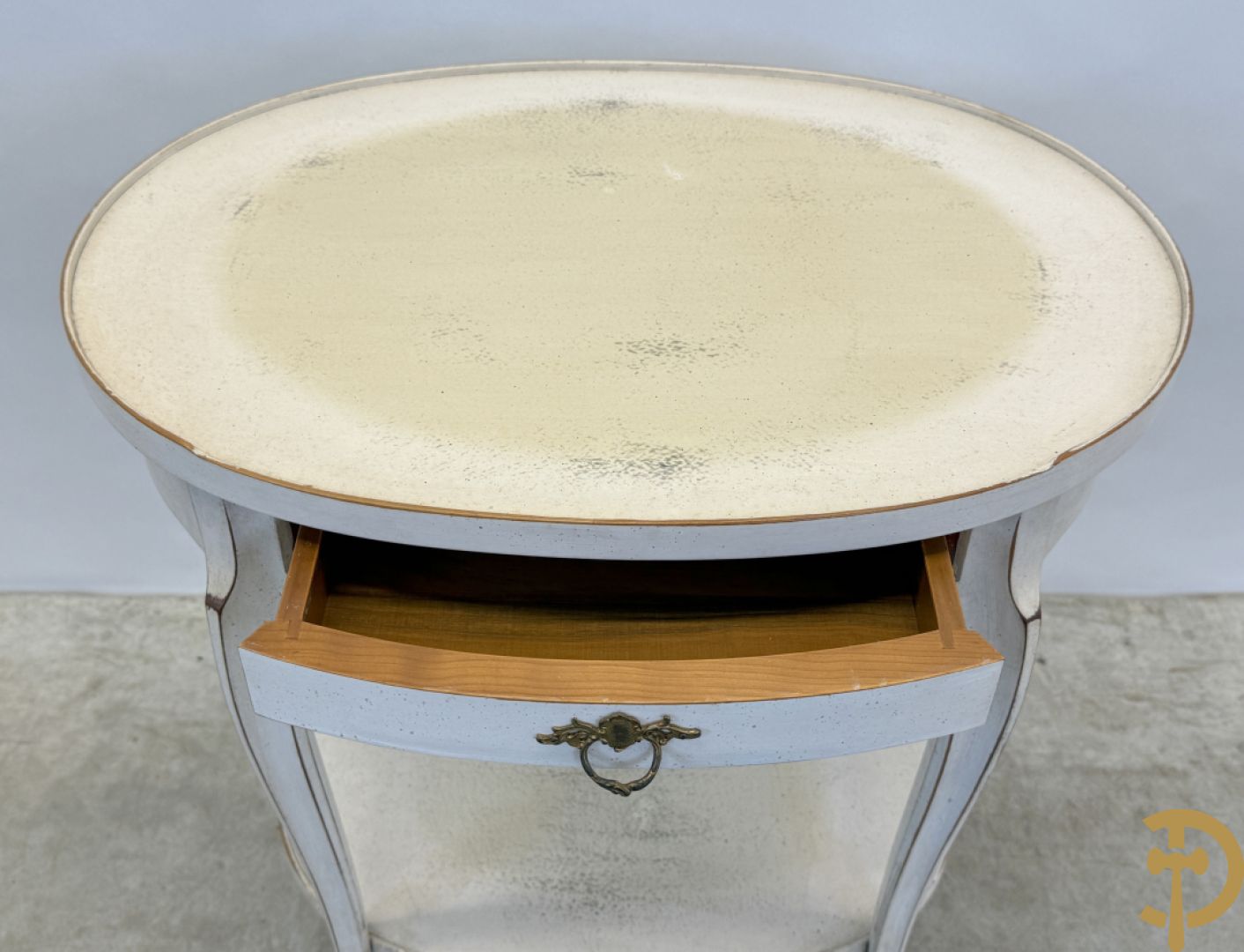 Paar wit gemonochromeerde bergères Louis XVI stijl + bijzettafeltje met lade op voluutvormige pootjes