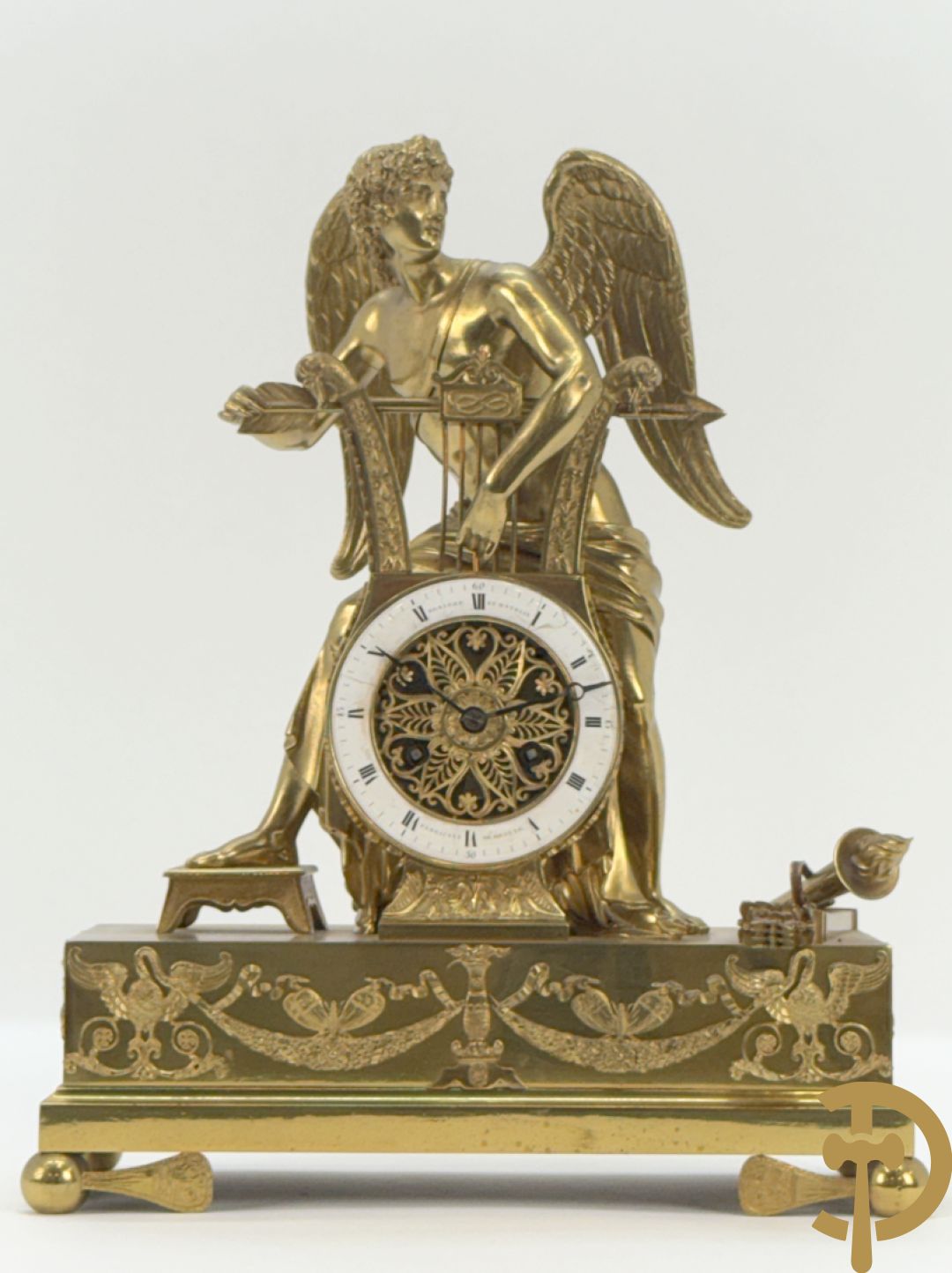 Vuurvergulde Franse bronzen Empire stijl pendule, harpvormige horloge met gevleugelde Griekse mythologische figuur, Erso die zijn lier bespeelt - Deniere et E. Mattelin, Fabricants de Bronze