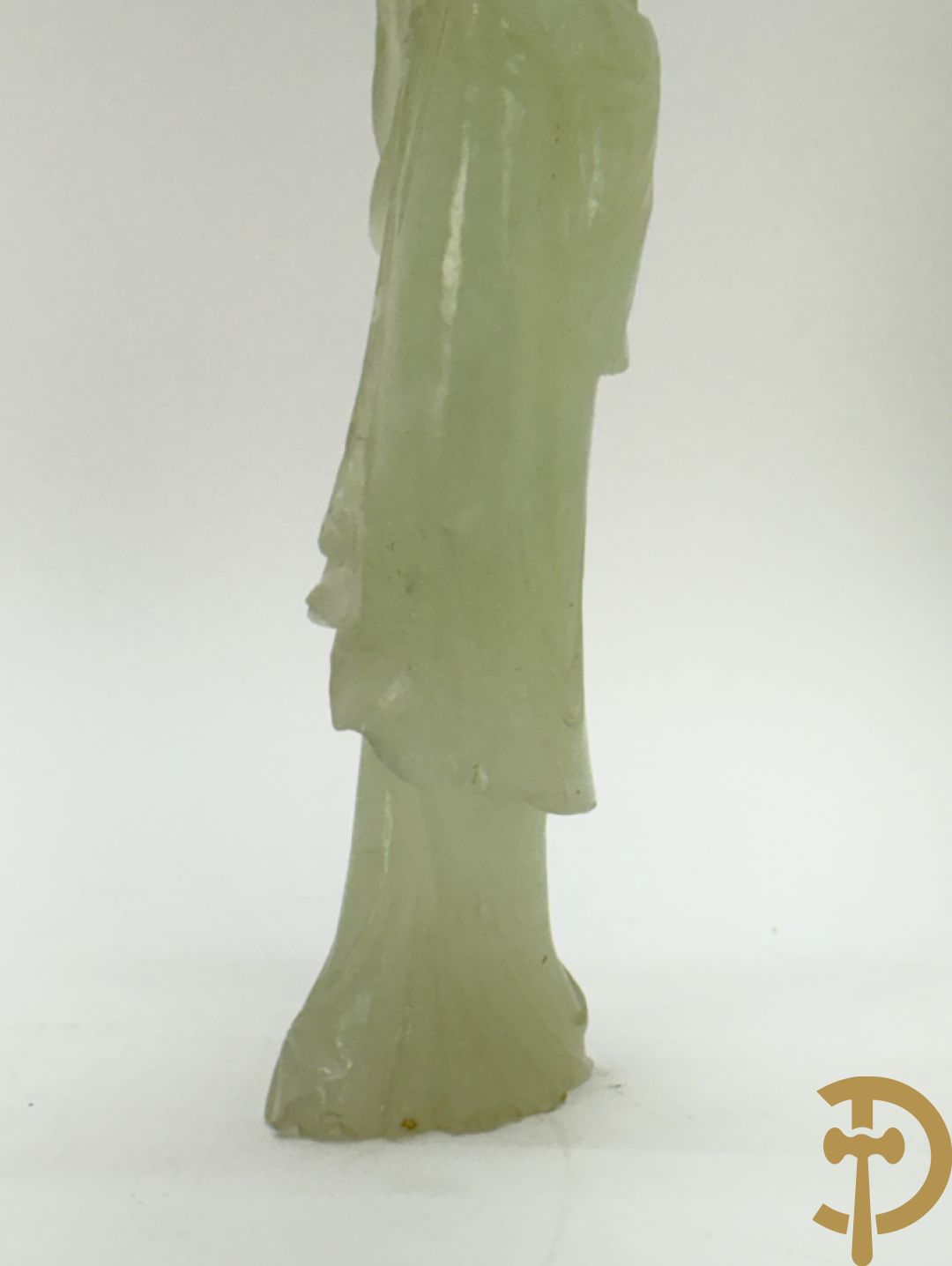 Jadeiet sculptuur van boedhistisch figuur + jadeiet wijsgeer met perziken + geisha in jadeiet