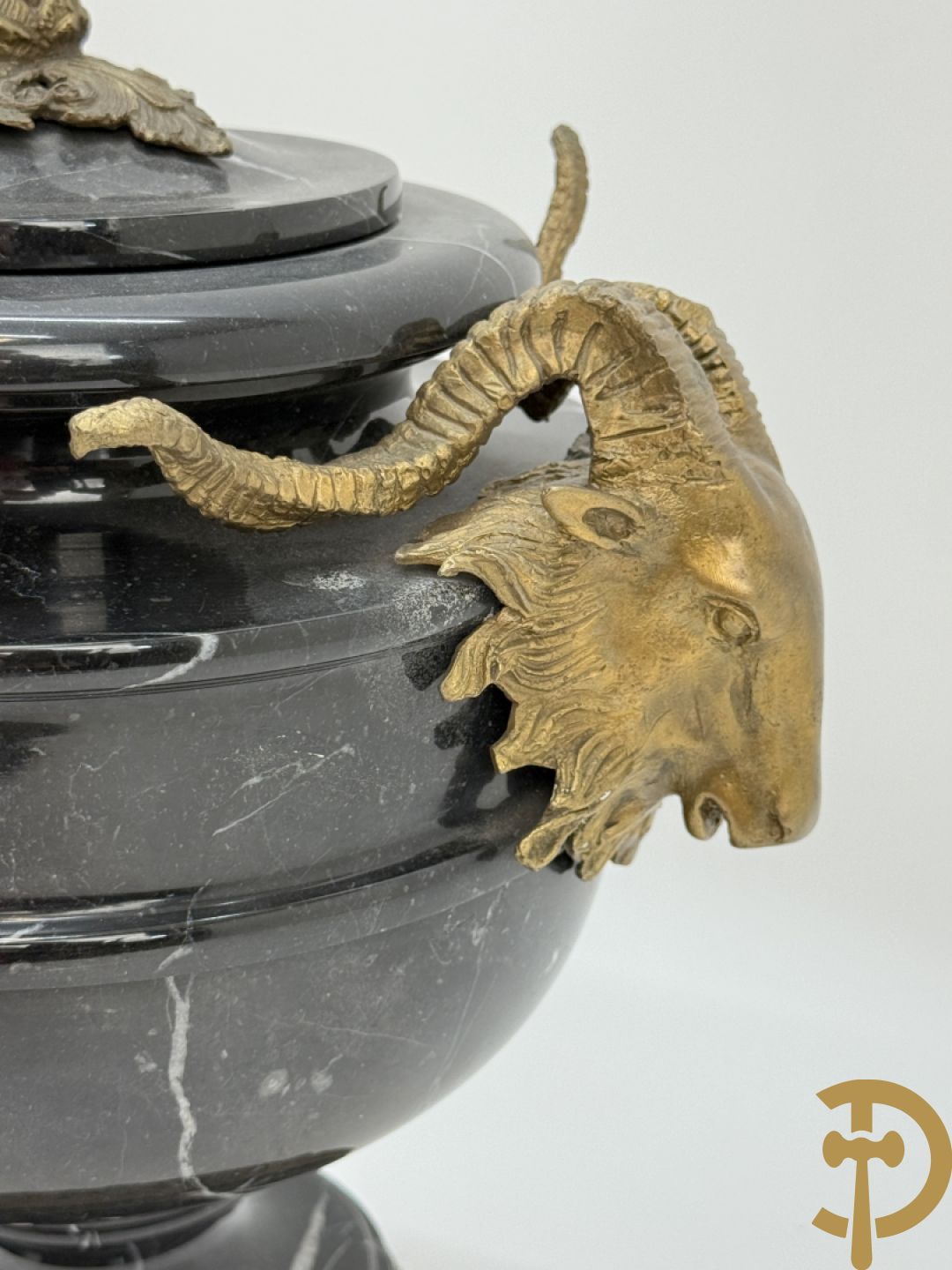 Paar marmeren cassolettes bezet met bronzen ramskoppen
