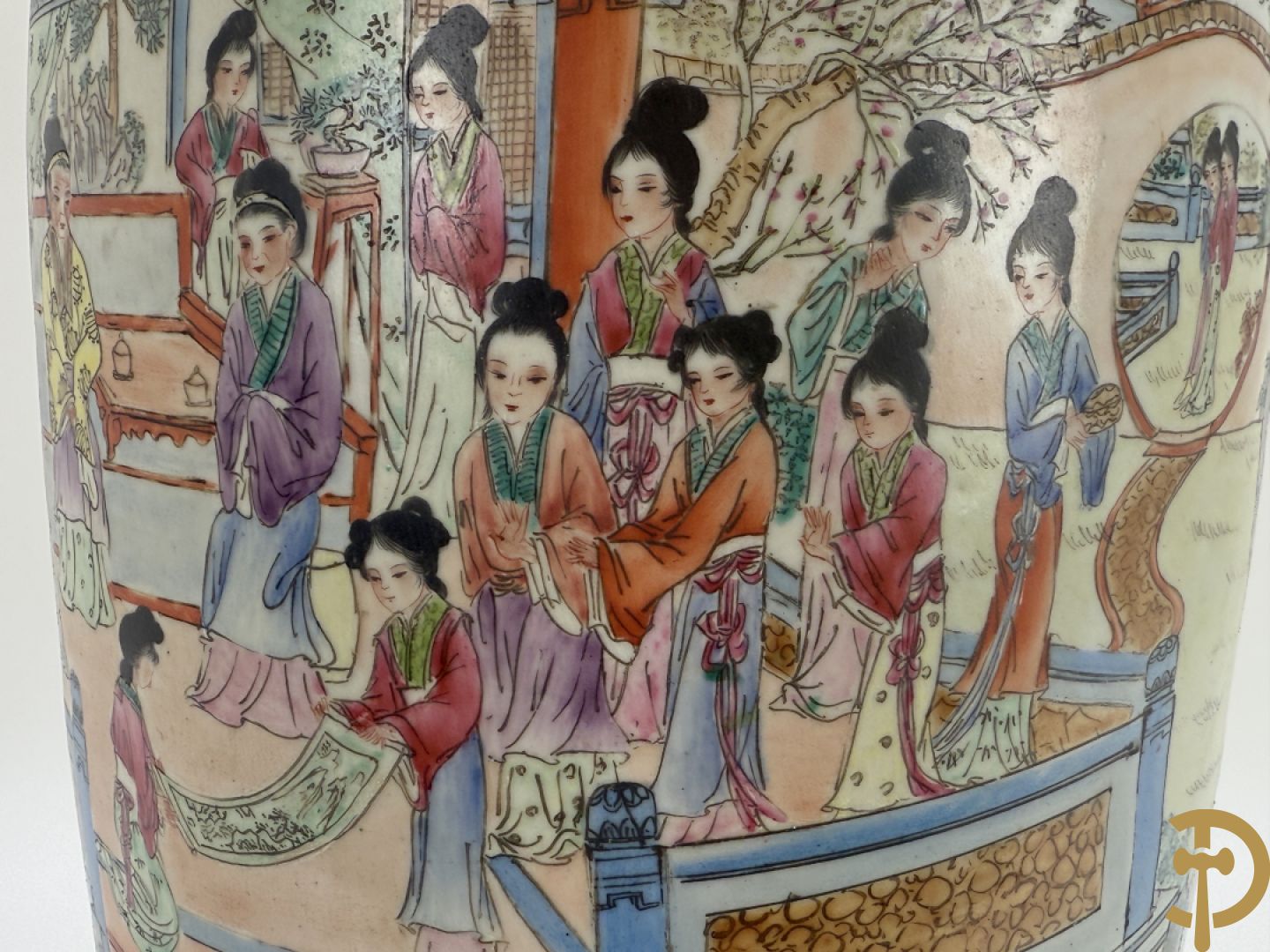 Chinese porseleinen vaas met geanimeerd decor van dames in tempels en landschap - omgebouwd als lampadaire