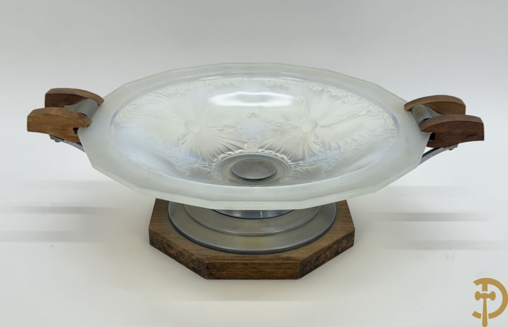 Art Deco schaal van pate de verre met bloemenmotief gevat in chromé houder + Art Deco coupe in pate de verre met bloemenmotieven gevat in chromé houder