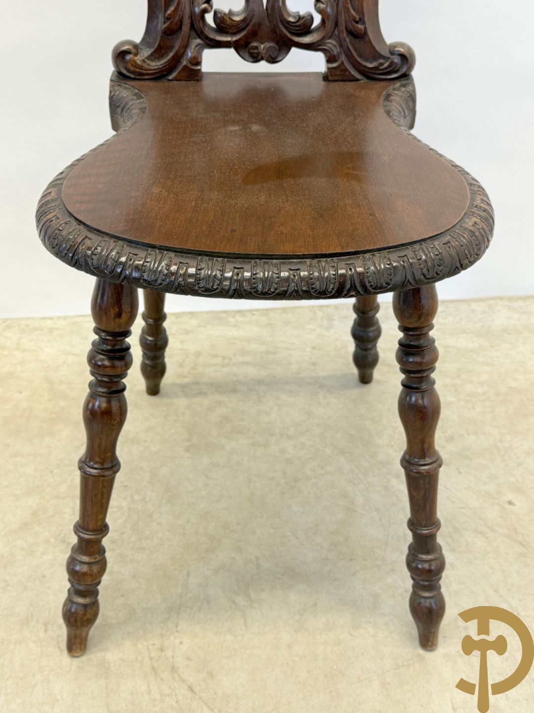 Eiken Neo Renaissance bijzetstoel scabello met decor van Franse lelies en leeuwenkoppen