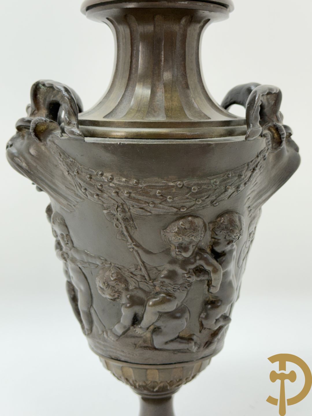 Bronzen cassolette met basrelief van cupido