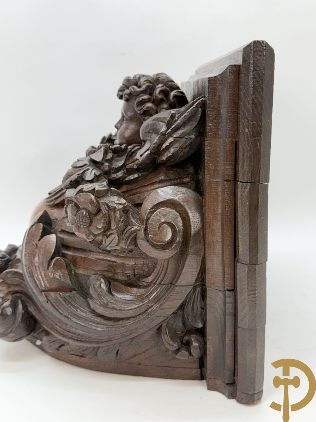 Houtgesculpteerde konische muurconsole met cupido en bloemenranken