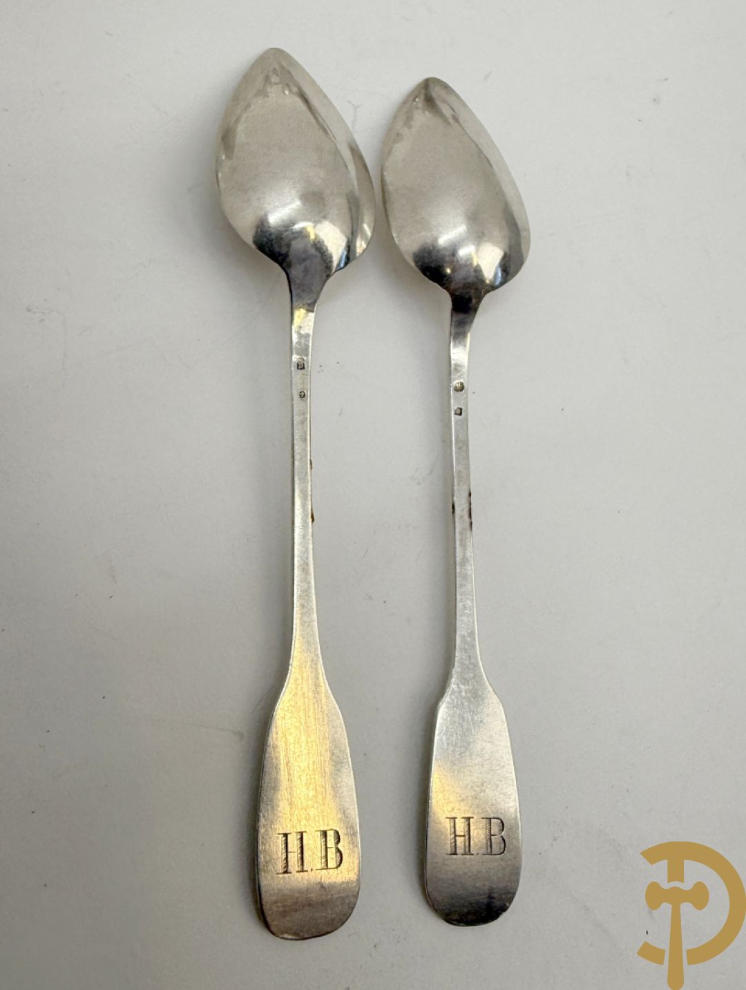 Achttien massief zilveren lepels, 14 vorken en 23 koffielepels met initialen HB, GB en DP, 19e