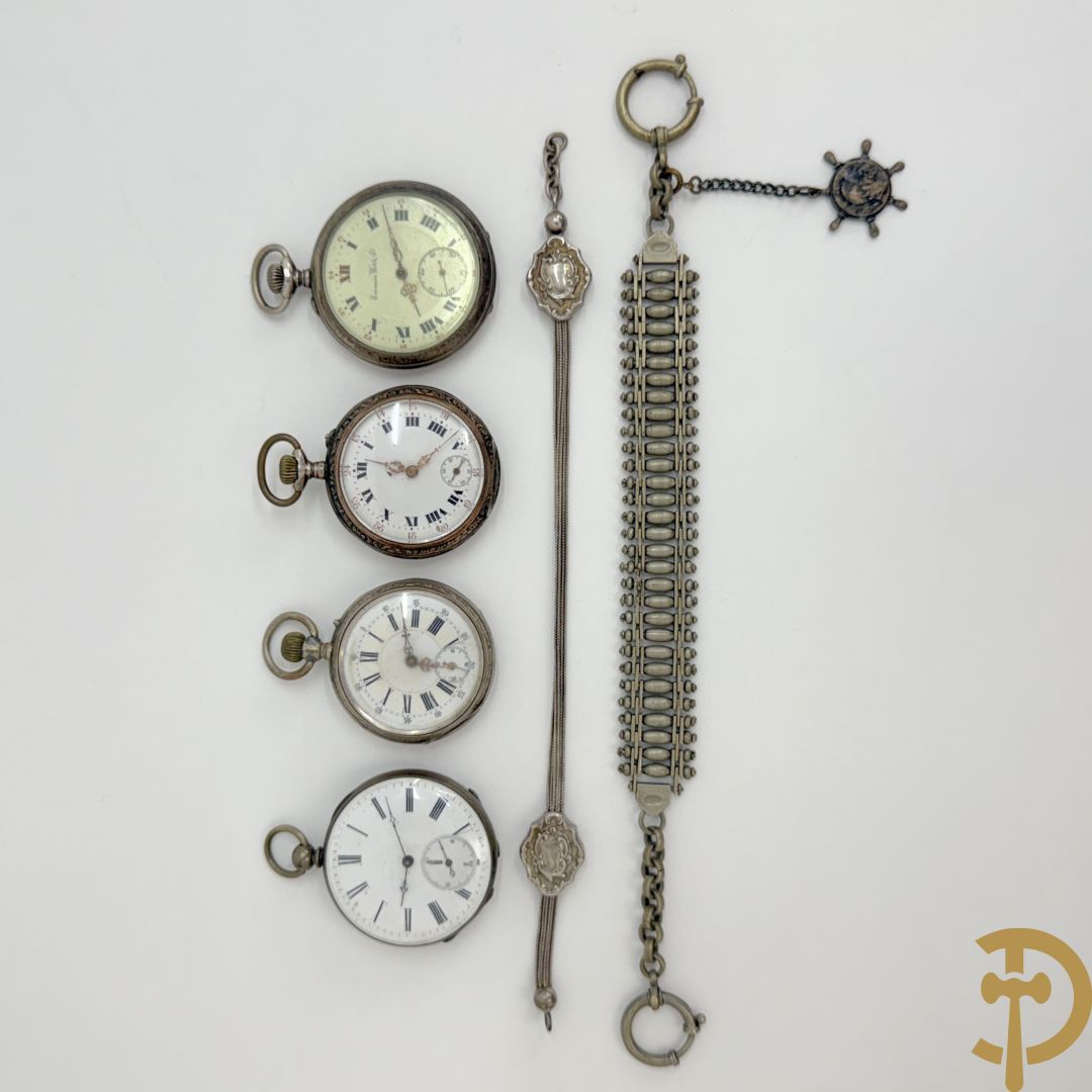Vier 19e zakhorloges met Romeinse cijfers w.o. zilver + 2 zakhorlogekettingen