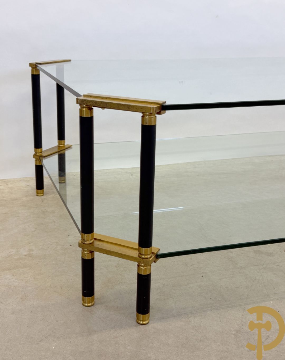 Vintage salontafel met glas en koperafwerking + 3 bijhorende vintage bijzettafels