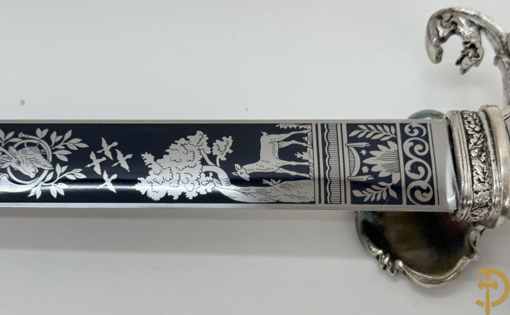 Der Hirschfänger, replica zwaard uitgegeven door Deutches Jagd und Fischereimuseum in een wandvitrine voorgesteld