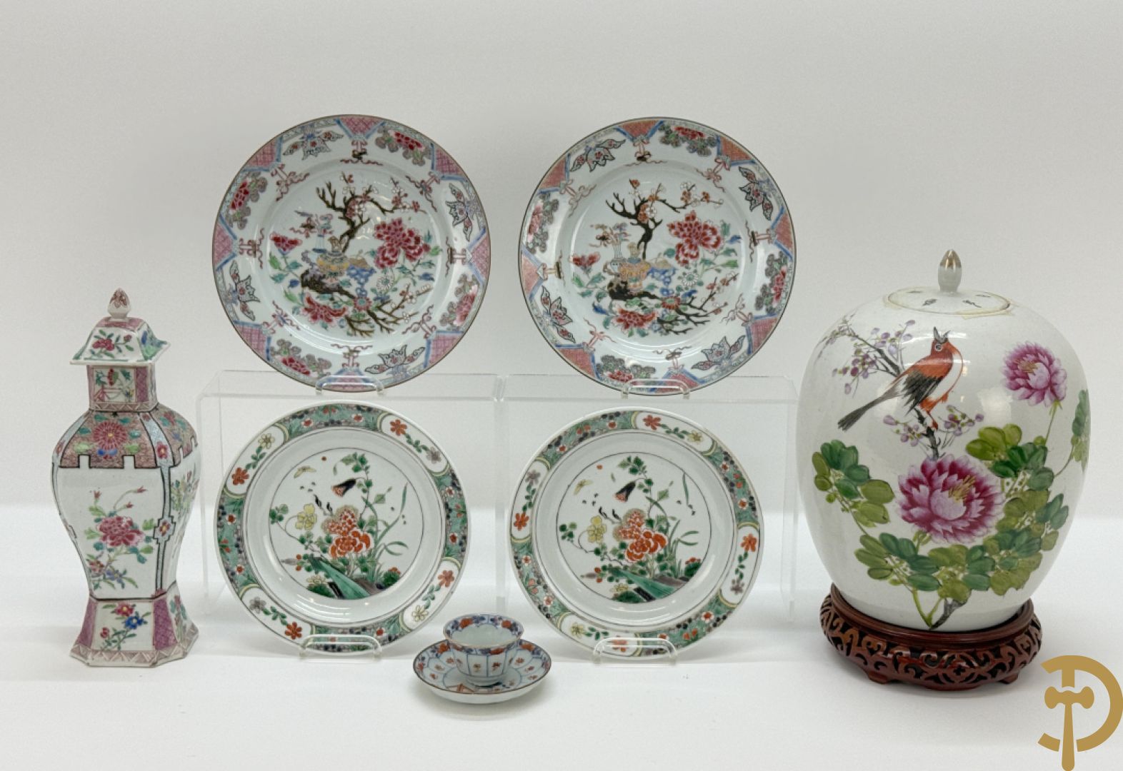 Chinese porseleinen ballustervormige vaas, King Long  + 2 porseleinen bordjes met bloemendecor + 2 bordjes met vazen- en bloemendecor + kopje en schoteltje Imari + dekselpotiche met vogel en bloemendecor
