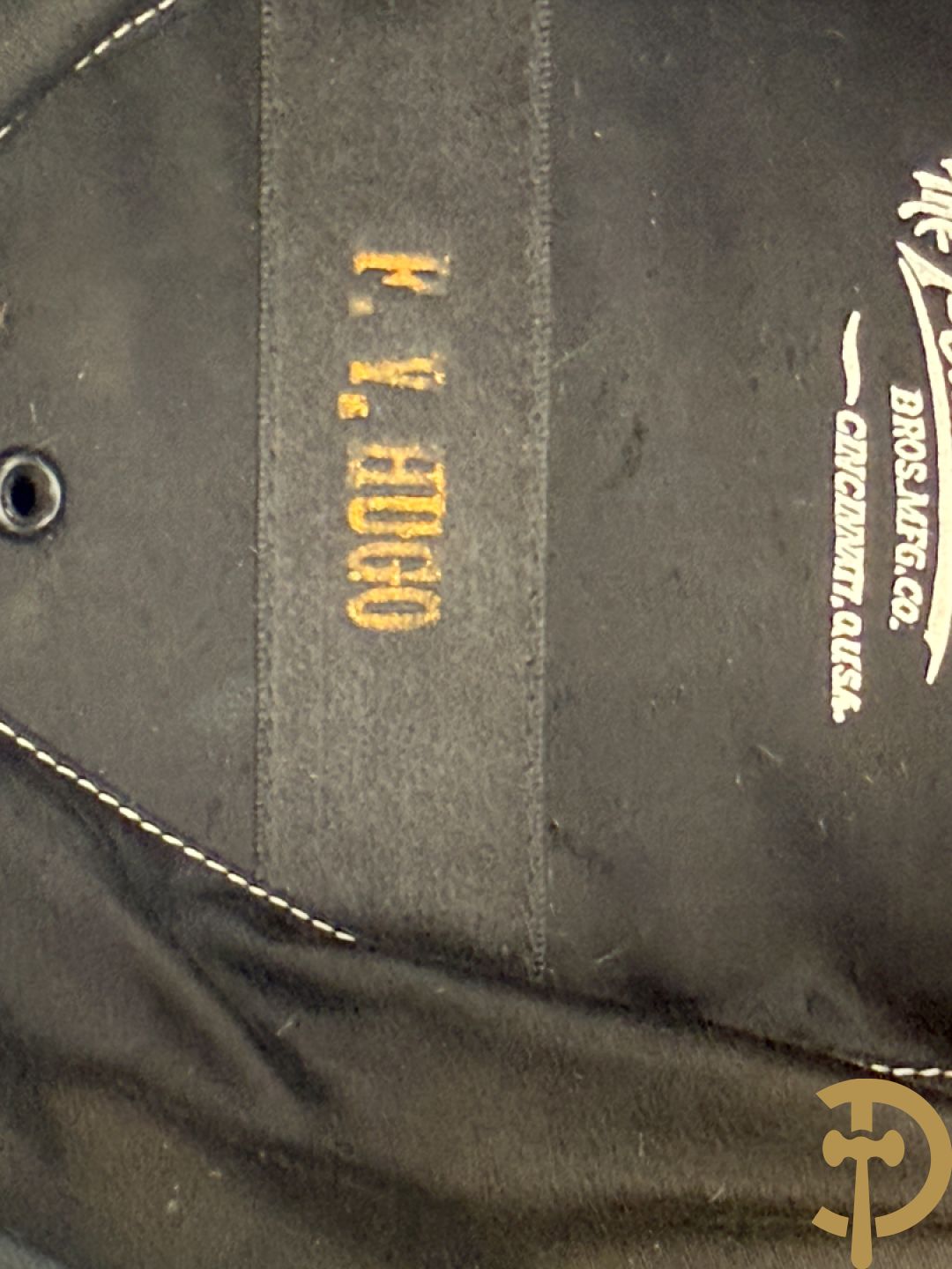 Zwarte steek hoed van de vrijmetselarij met veren bekleed en kruissymbool opzij, gemerkt The Petti Bone Bros. MFG.Co Cincinatti USA en bijhorende kraagband in box, gemerkt Signo Vinces in Hoc