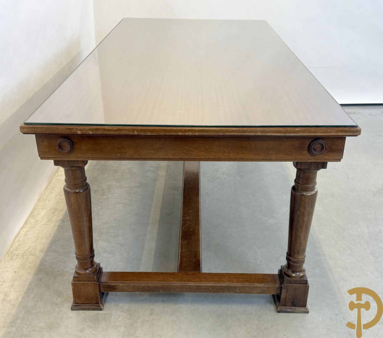 Notelaren tafel met glazen blad op vier ballustervormige poten - bezet met bollen op de zijkant