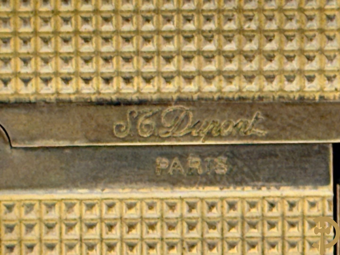 Vergulde aansteker S.T. Dupont met lijn en bandmotief serienummer "07D05A8" - in etui