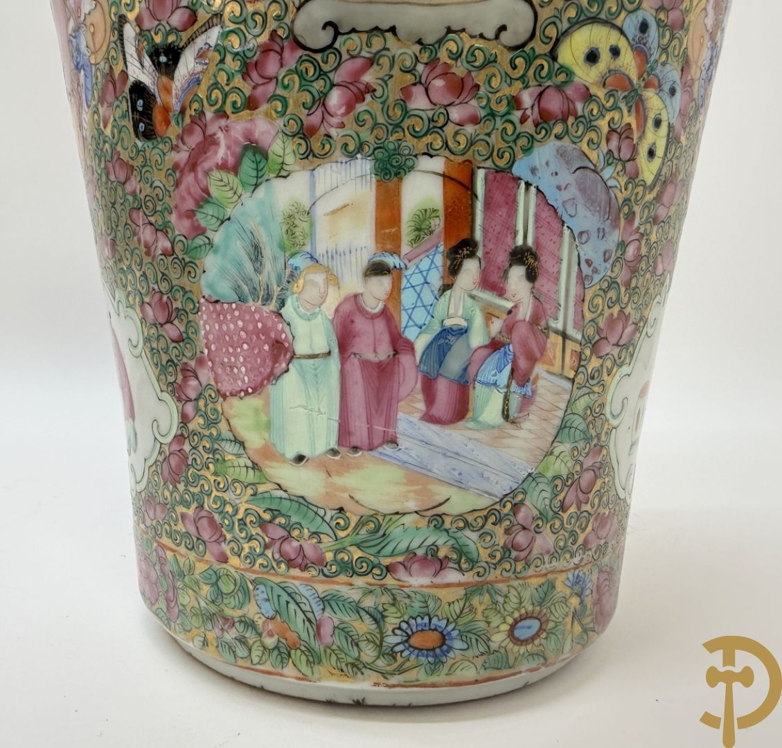 Paar Chinese porseleinen famille rose Kanton vazen met geanimeerd decor en zijdelings met fo honden