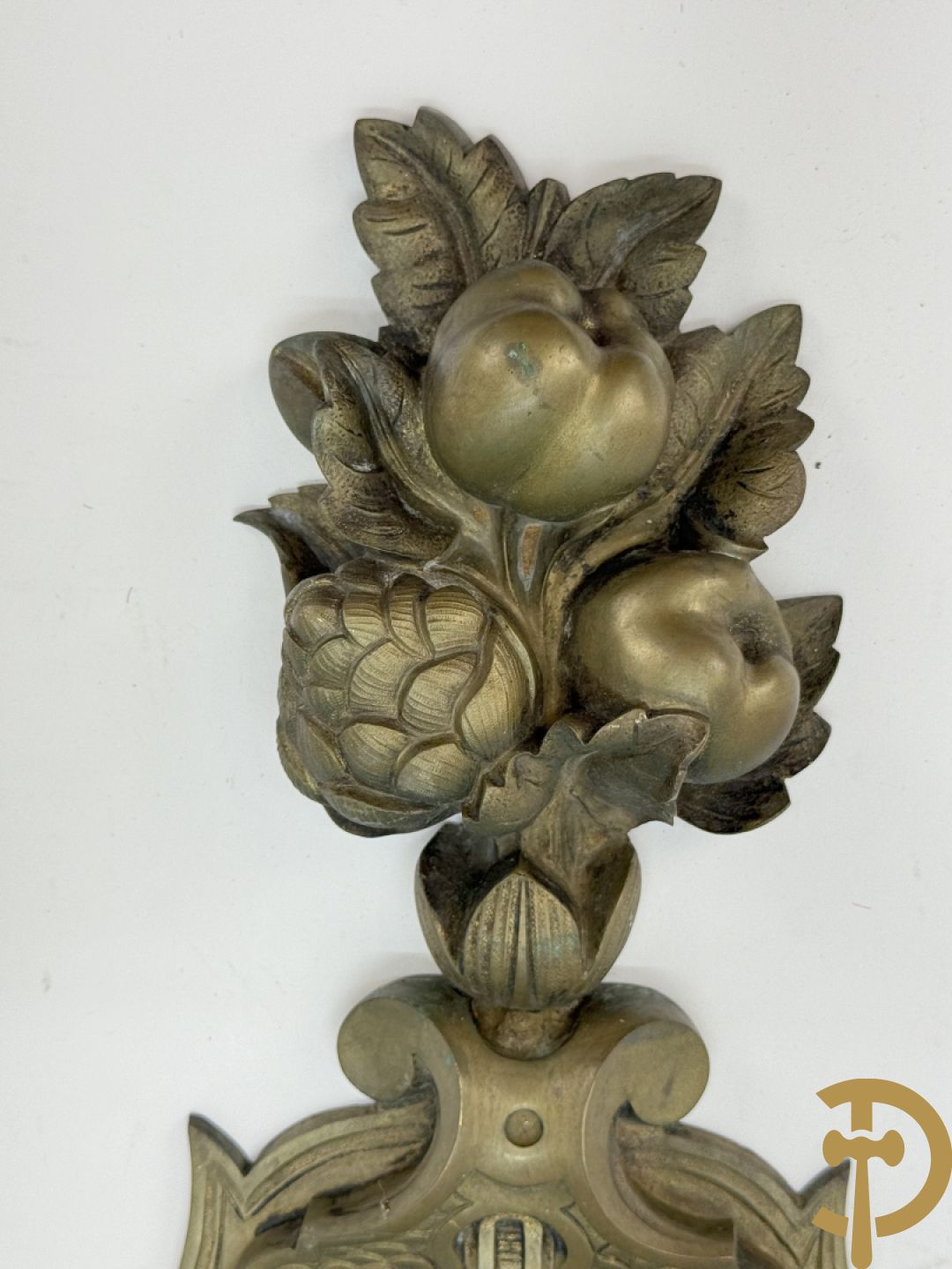 Bronzen wandappliek met accanthusranken en fruitmotieven