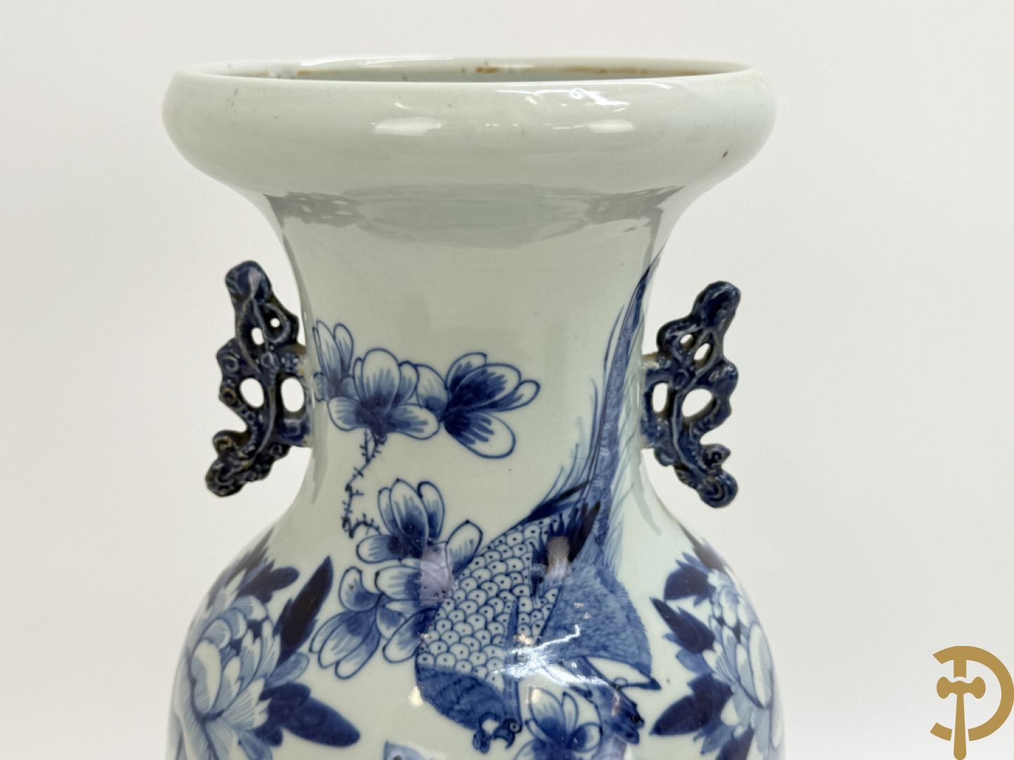 Twee Chinese porseleinen celadonvazen met blauw wit bloemen en vogeldecor + cachepot met vazendecor