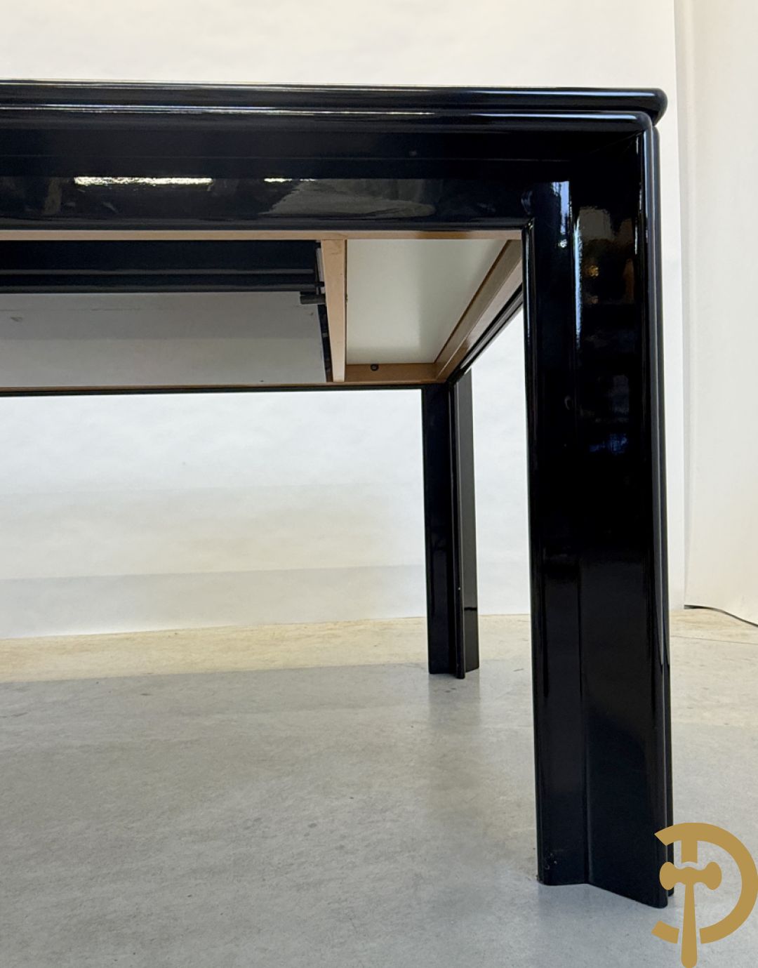 Zwartgelakte uittrekbare vintage designtafel met 4 bijhorende stoelen model 