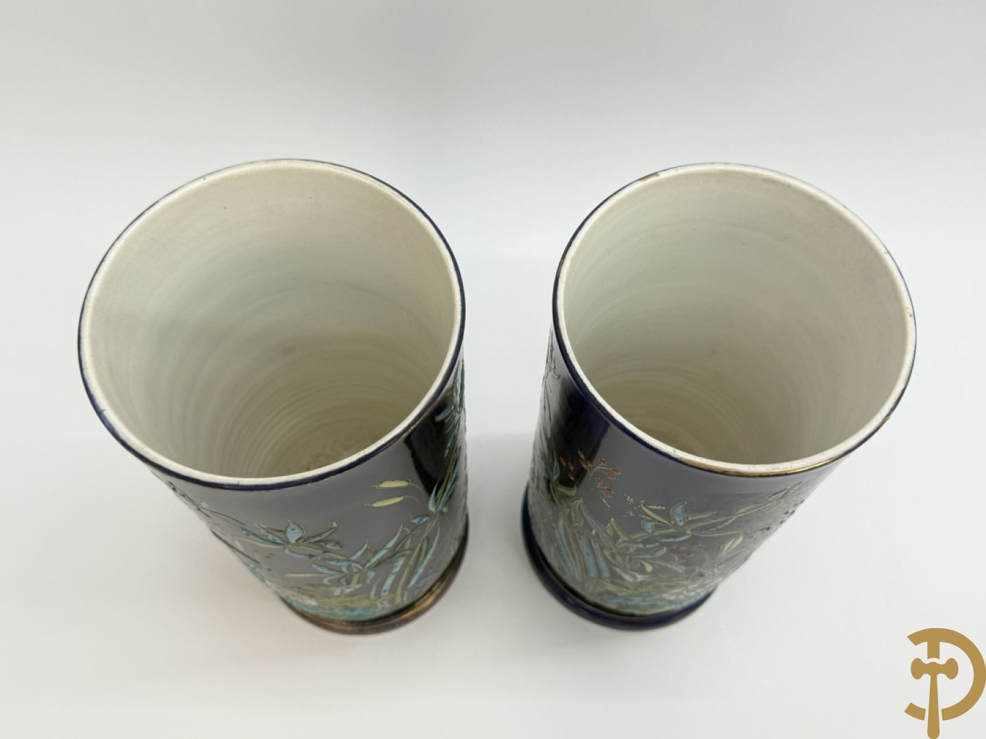 Paar vazen in gekleurde faience met decor van ooievaars in natuurlandschap