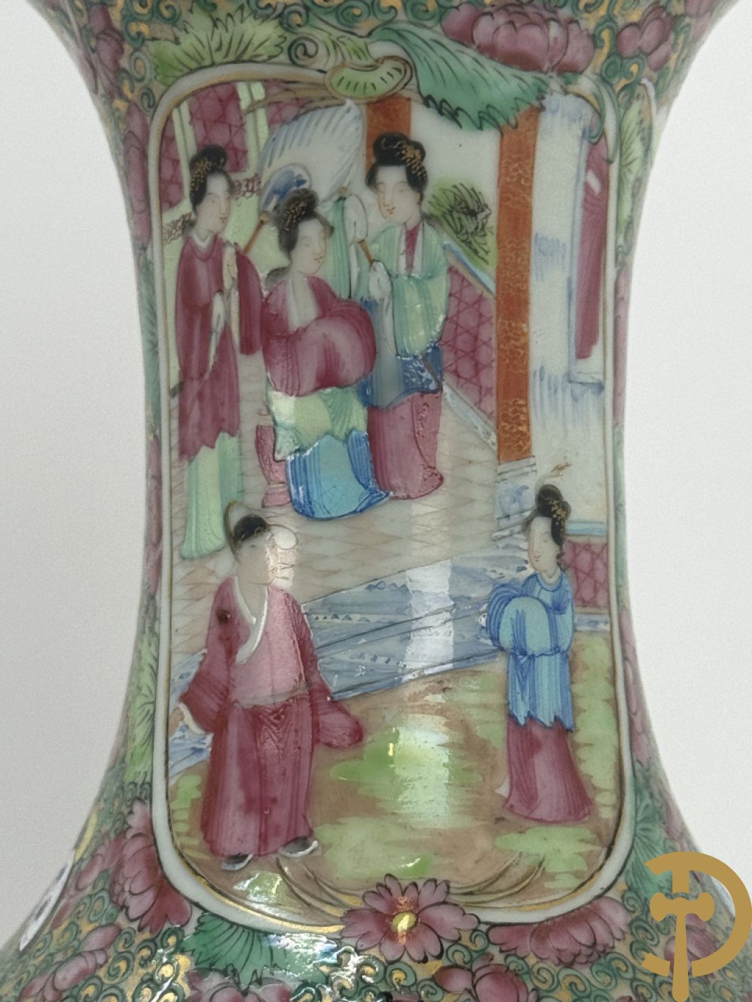 Paar Chinese porseleinen famille rose Kanton vazen met geanimeerd decor en zijdelings met fo honden
