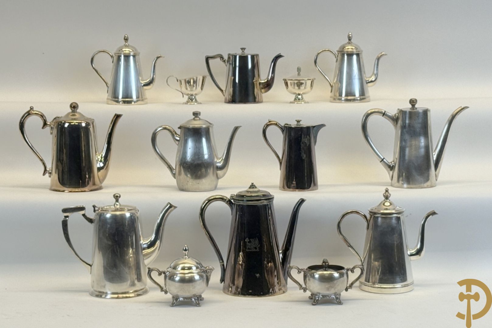 Verzilverde koffie- en theekannen