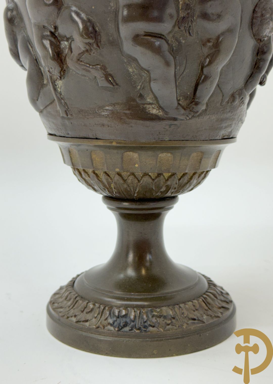 Bronzen cassolette met basrelief van cupido