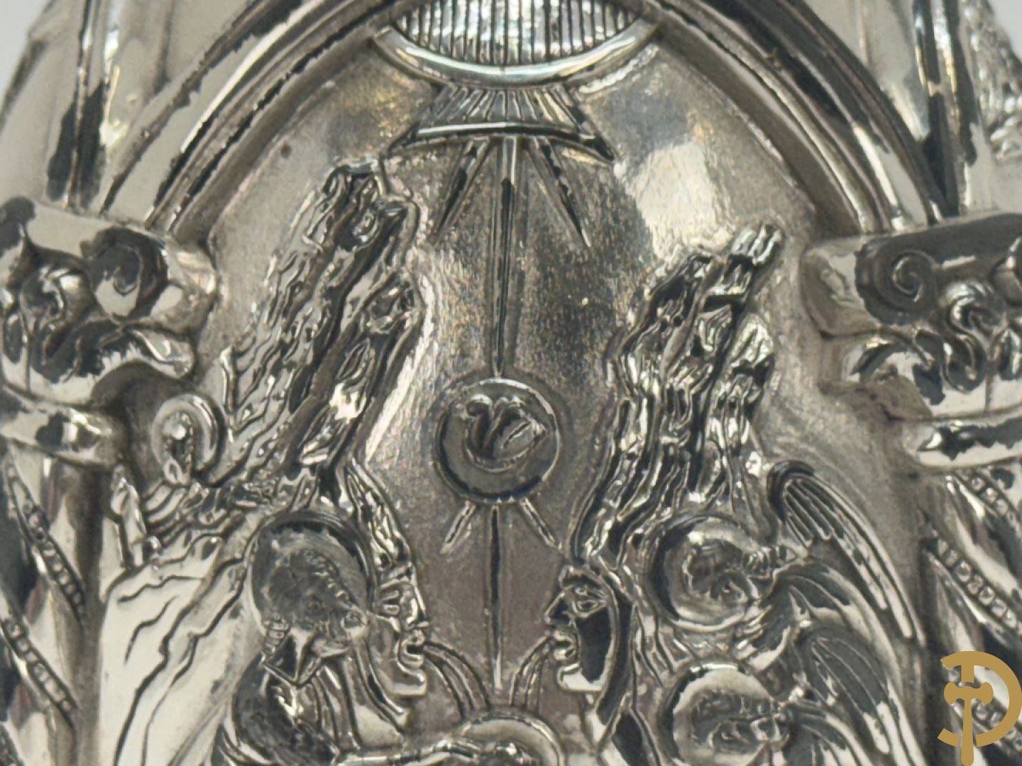 Grieks orthodox ei met 4 religieuse scènes met zilver bekleed.