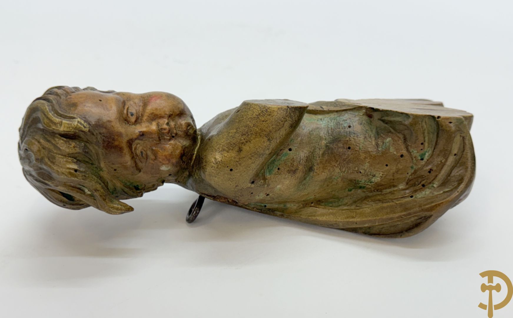 Drie houtgesculpteerde cupido