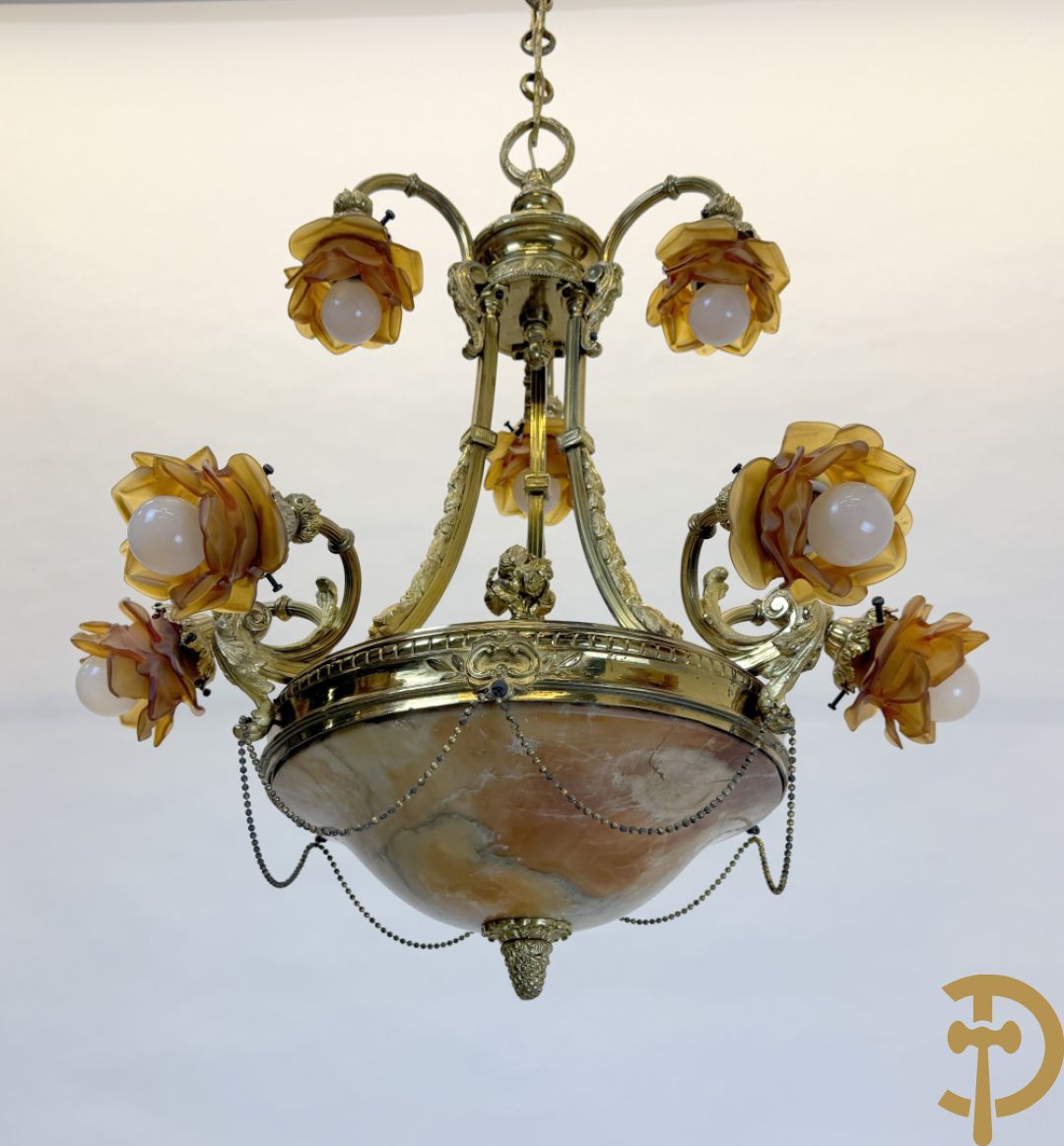 Vuurvergulde bronzen luchter met 9 lichtpunten bezet met roosjes en albast coupe onderaan
