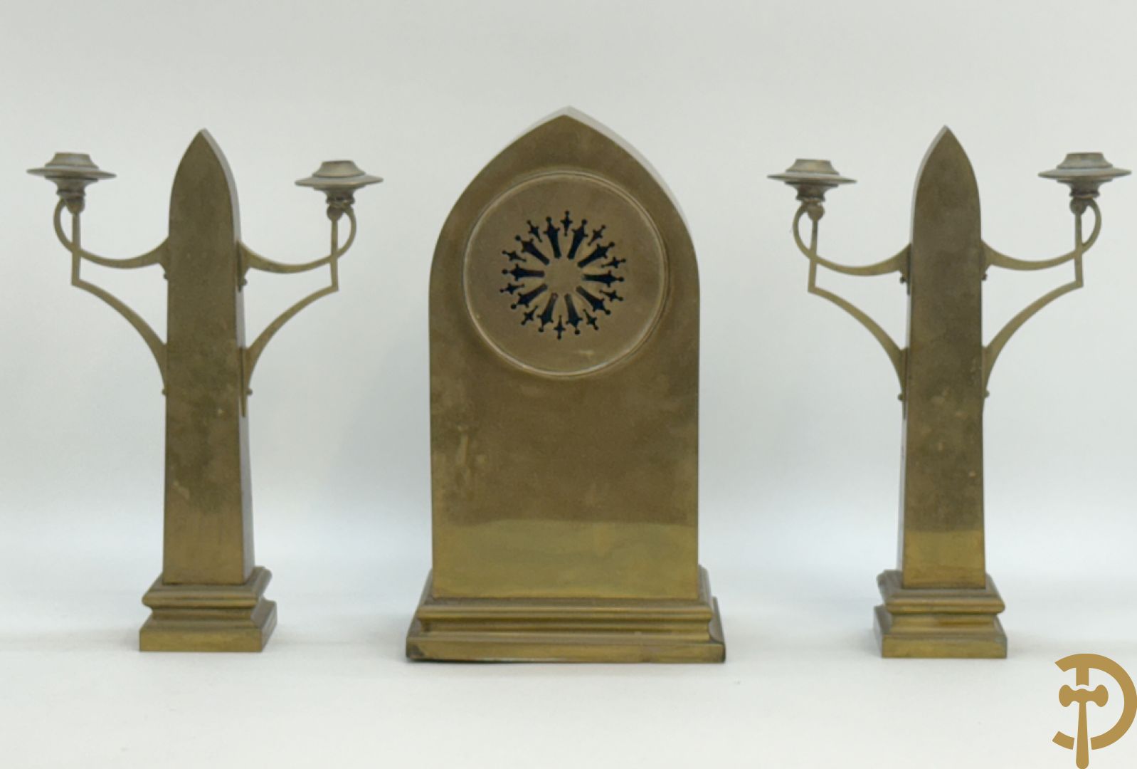 Driedelige koperen Art Nouveau garnituur bestaande uit kapelvormige pendule geflankeerd door paar kandelaars