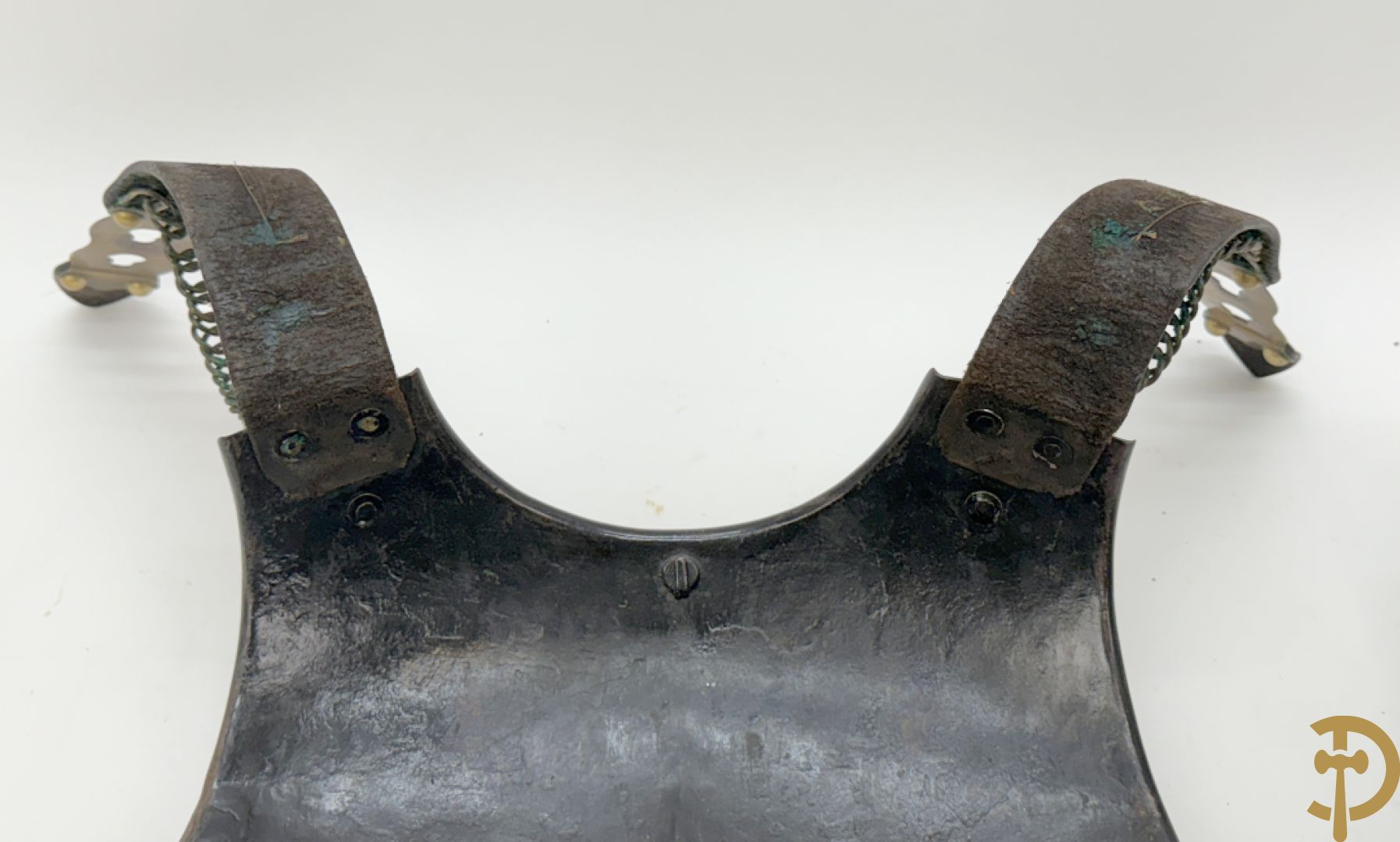 Frans metalen borststuk/ kuras voor de cavalerie met lederen riem en koperen stukken, Manufacture de Klingenthal 1828, 19e