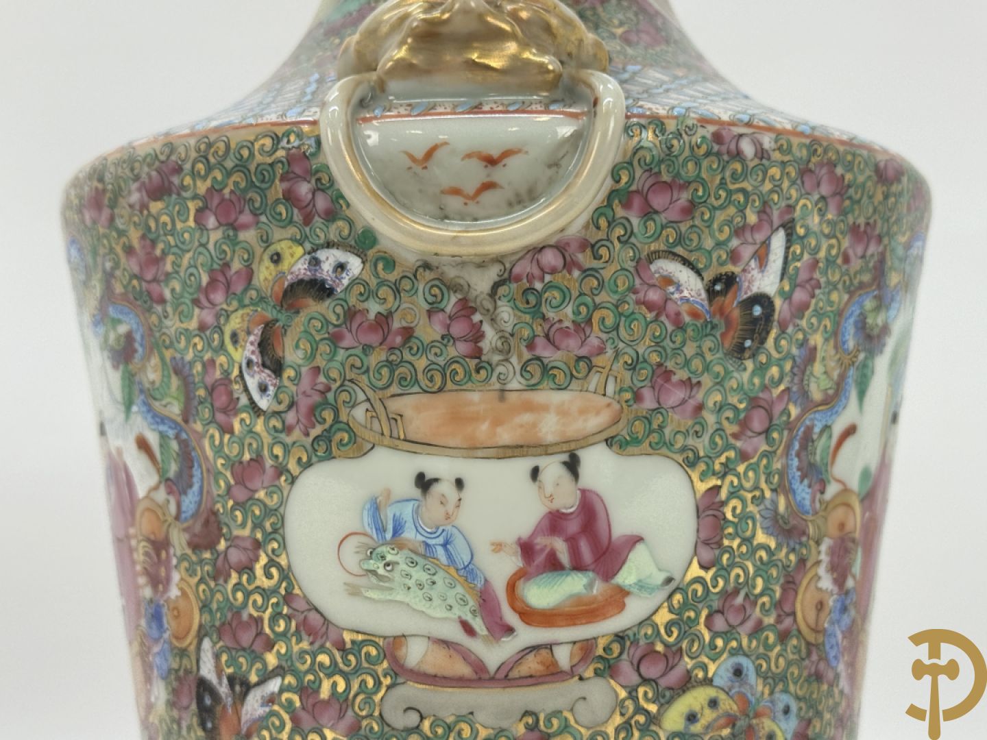 Paar Chinese porseleinen famille rose Kanton vazen met geanimeerd decor en zijdelings met fo honden