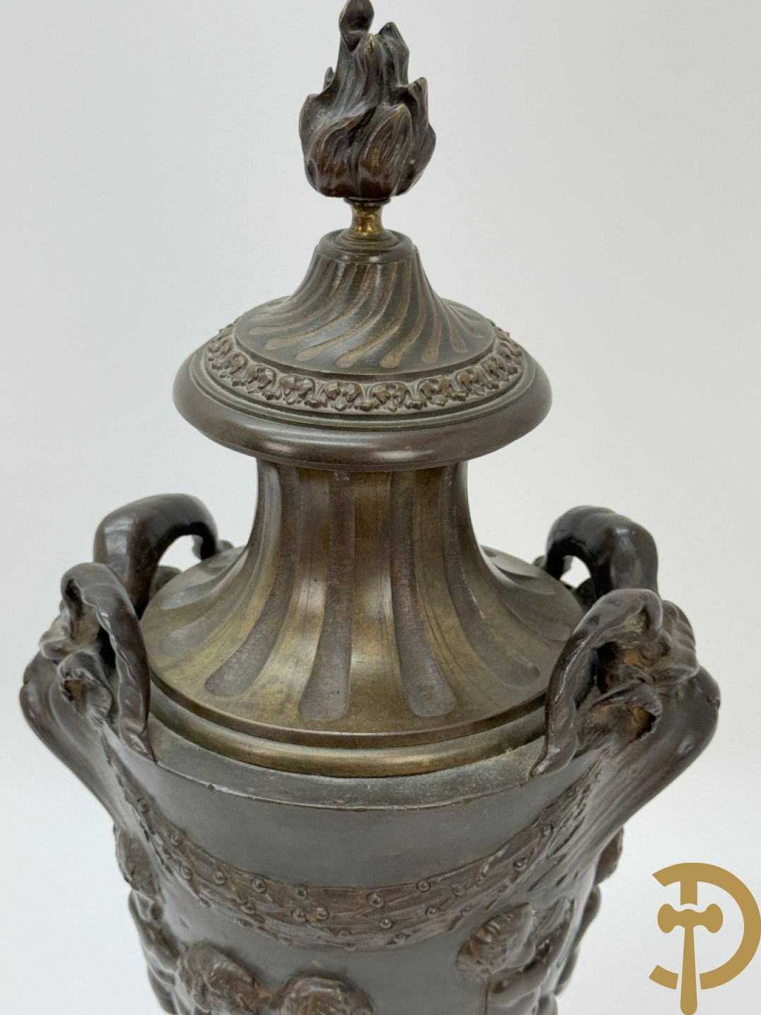 Bronzen cassolette met basrelief van cupido