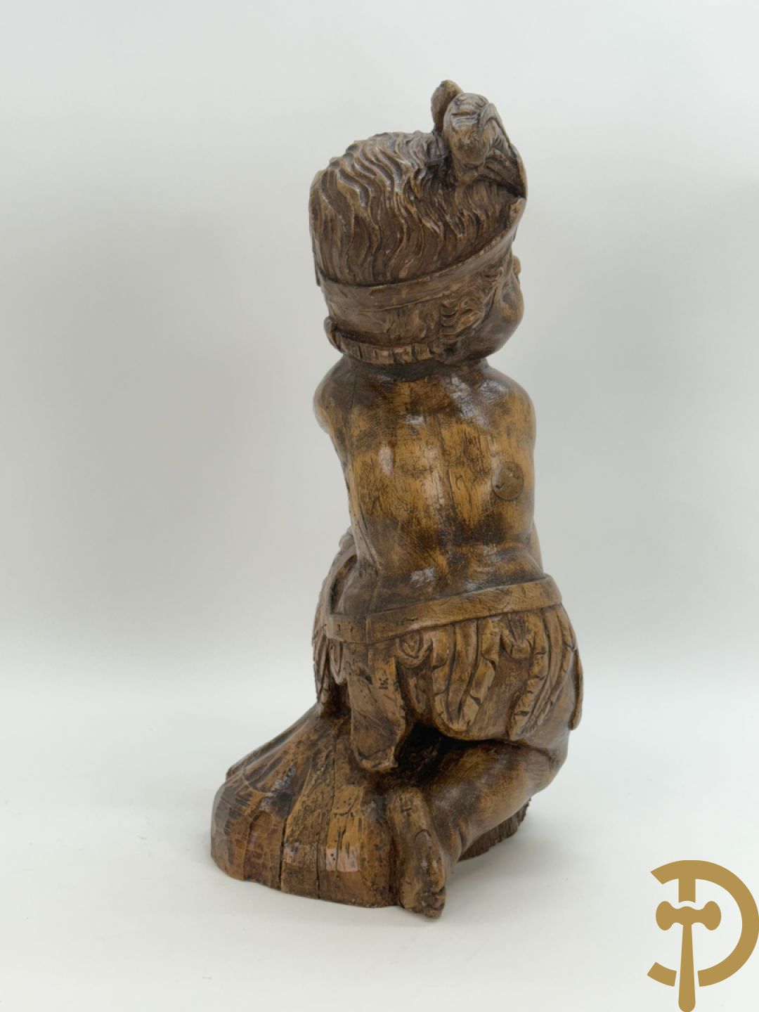 Houtgesculpteerde cupido met gevouwen handen en pluimen