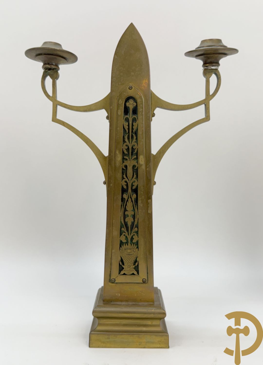 Driedelige koperen Art Nouveau garnituur bestaande uit kapelvormige pendule geflankeerd door paar kandelaars